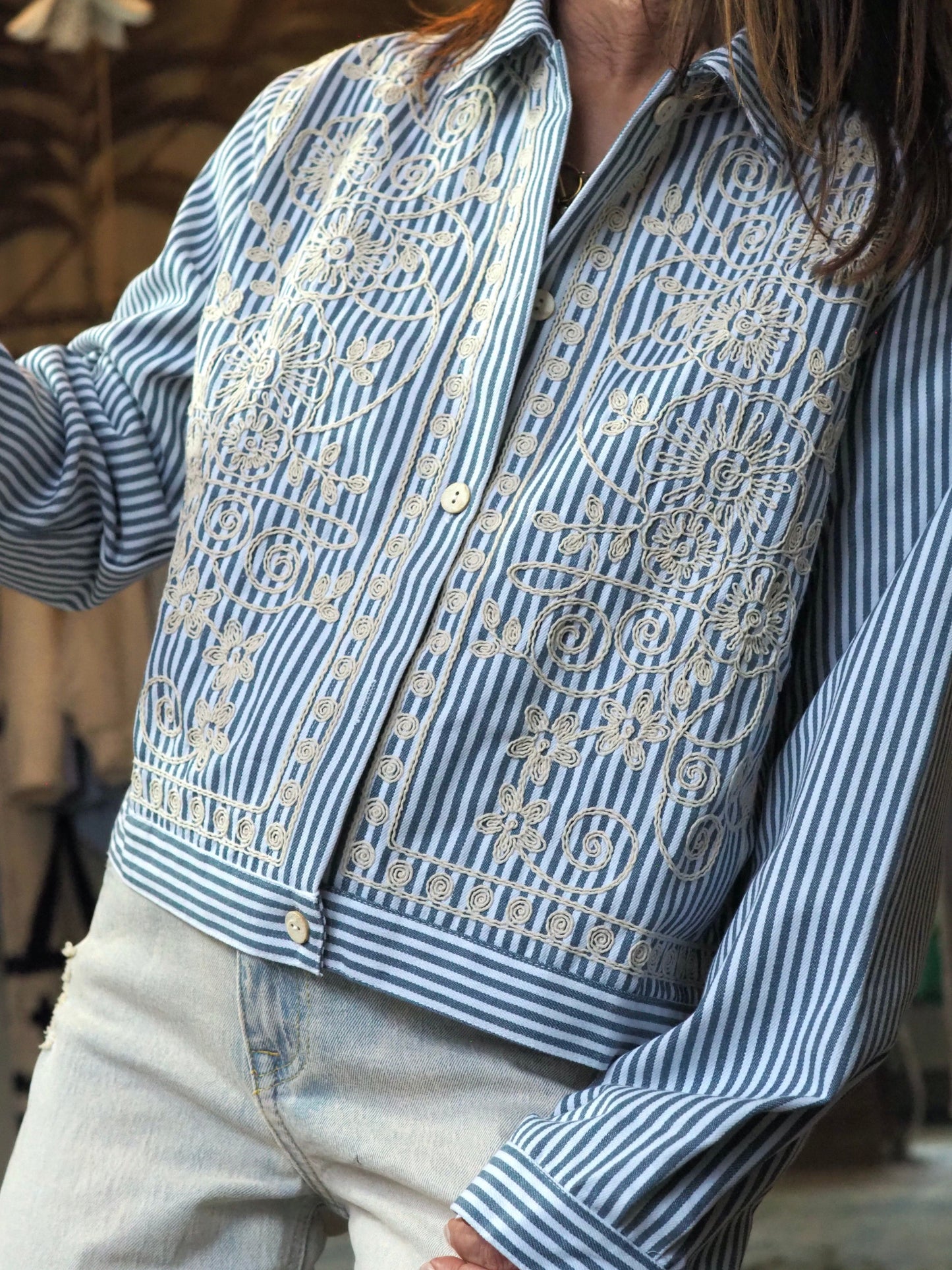 Veste fine ou chemise lignée bleu et blanc avec broderies écru.
100% Coton.
Taille S/M- 36/38 M/L-40/42
Largeur dos 58cm Longeur dos 56cm pour la S/M et Largeur dos 60cm pour la M/L.