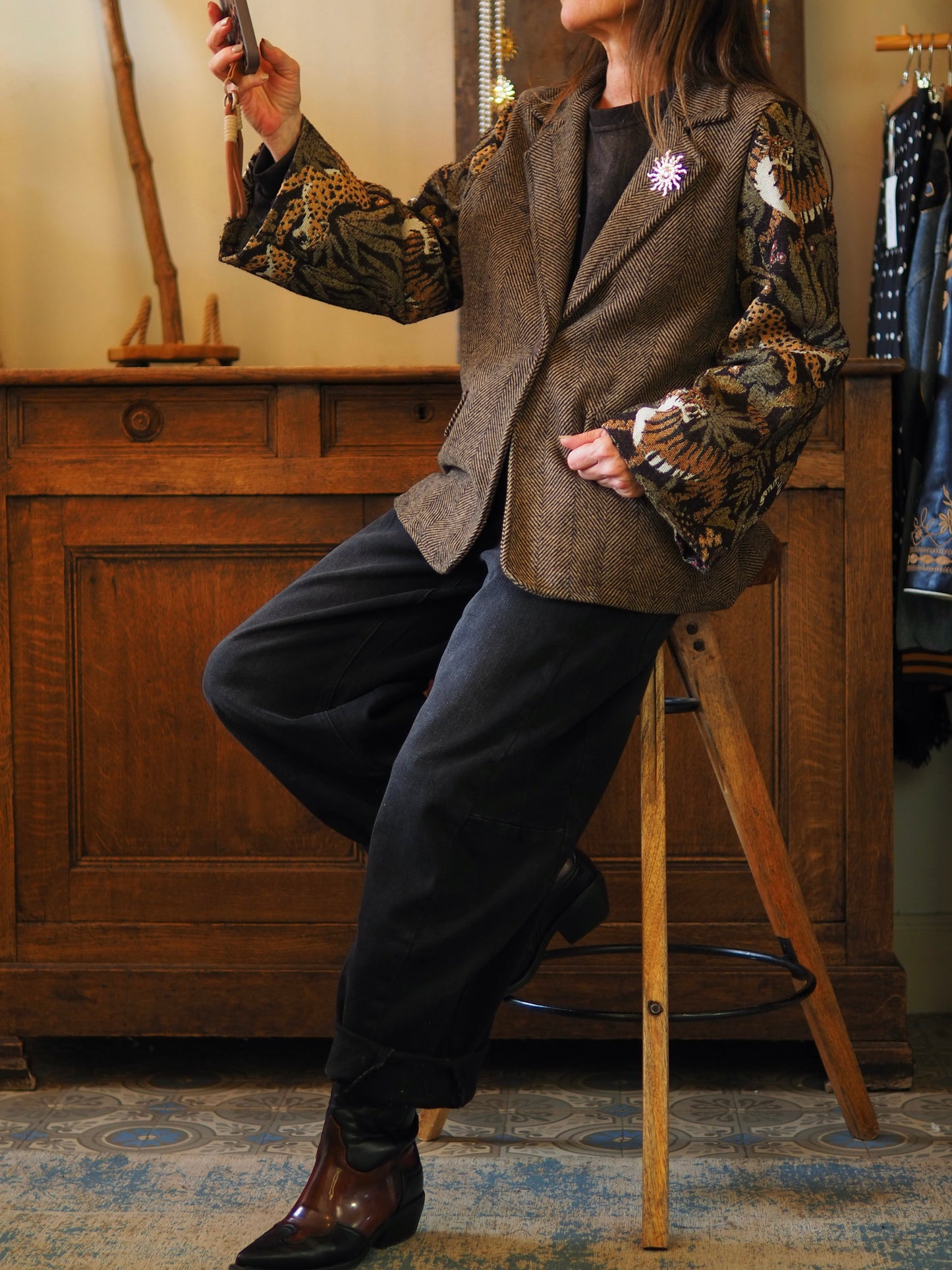Veste dans les tons marrons avec manches style tapisserie. Avec broches. Non doublée.
Taille unique convient du 36 au 38/40.
75% Polyester 25% Laine.
Tour de poitrine 110cm Longueur dos 65cm.