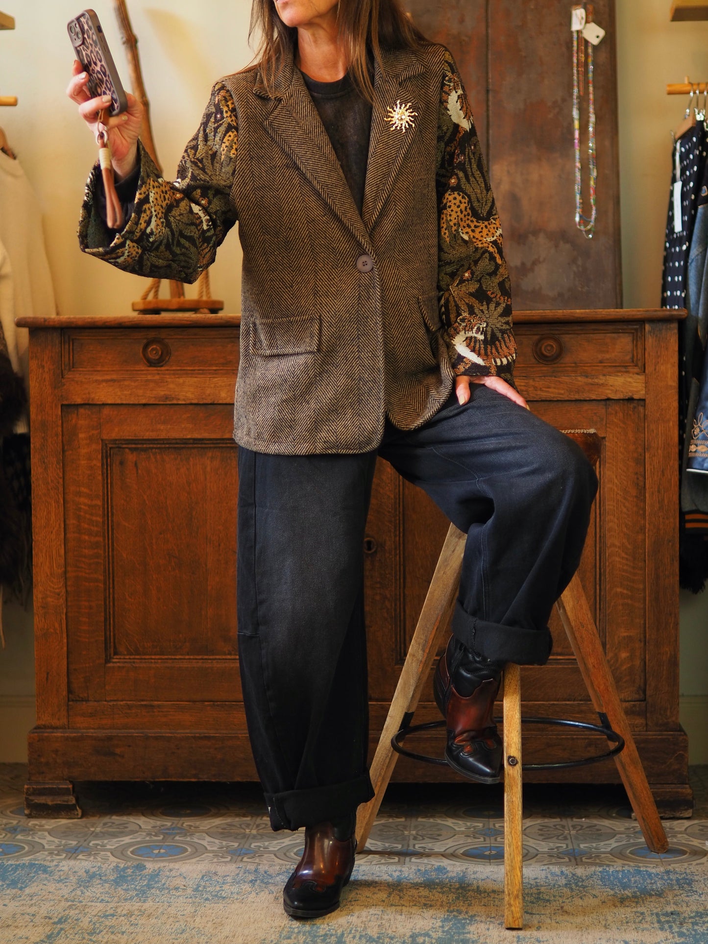 Veste dans les tons marrons avec manches style tapisserie. Avec broches. Non doublée.
Taille unique convient du 36 au 38/40.
75% Polyester 25% Laine.
Tour de poitrine 110cm Longueur dos 65cm.
