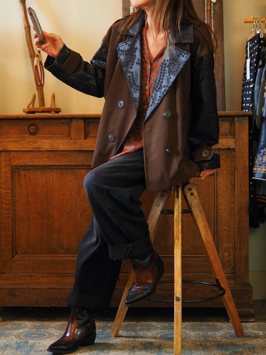 Veste marron avec manches broderies simili noir. Doublée 
Taille unique convient du 36 au 42.
100% Polyester.
Tour de poitrine 120cm Longueur dos 68cm.