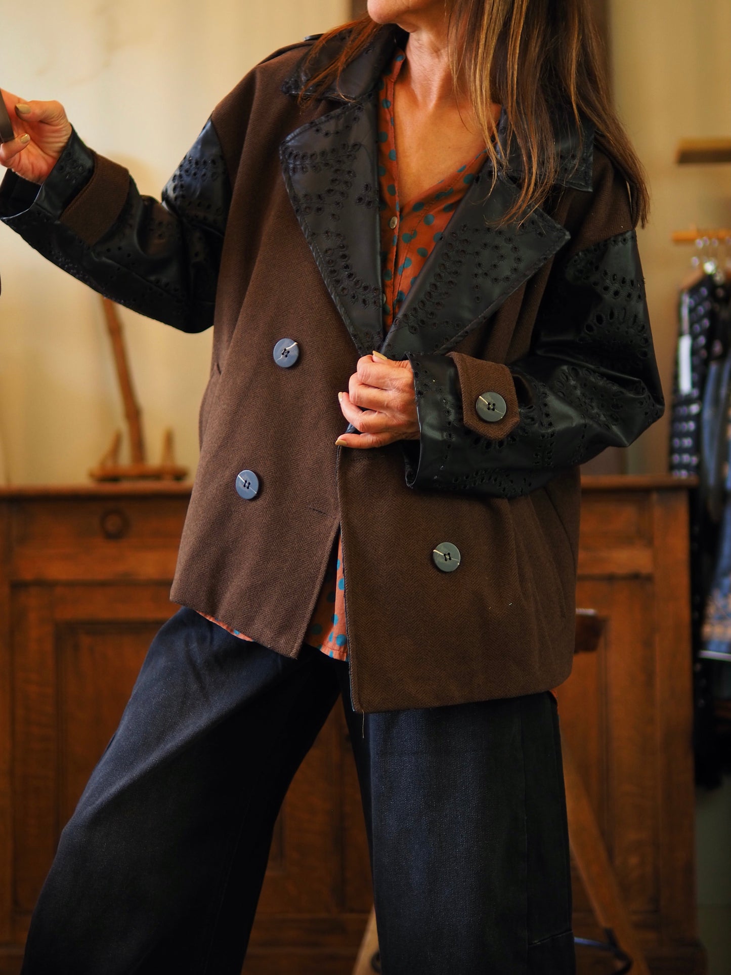 Veste marron avec manches broderies simili noir. Doublée
Taille unique convient du 36 au 42.
100% Polyester.
Tour de poitrine 120cm Longueur dos 68cm.