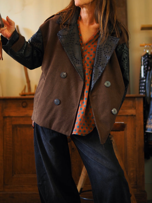 Veste marron avec manches broderies simili noir. Doublée 
Taille unique convient du 36 au 42.
100% Polyester.
Tour de poitrine 120cm Longueur dos 68cm.