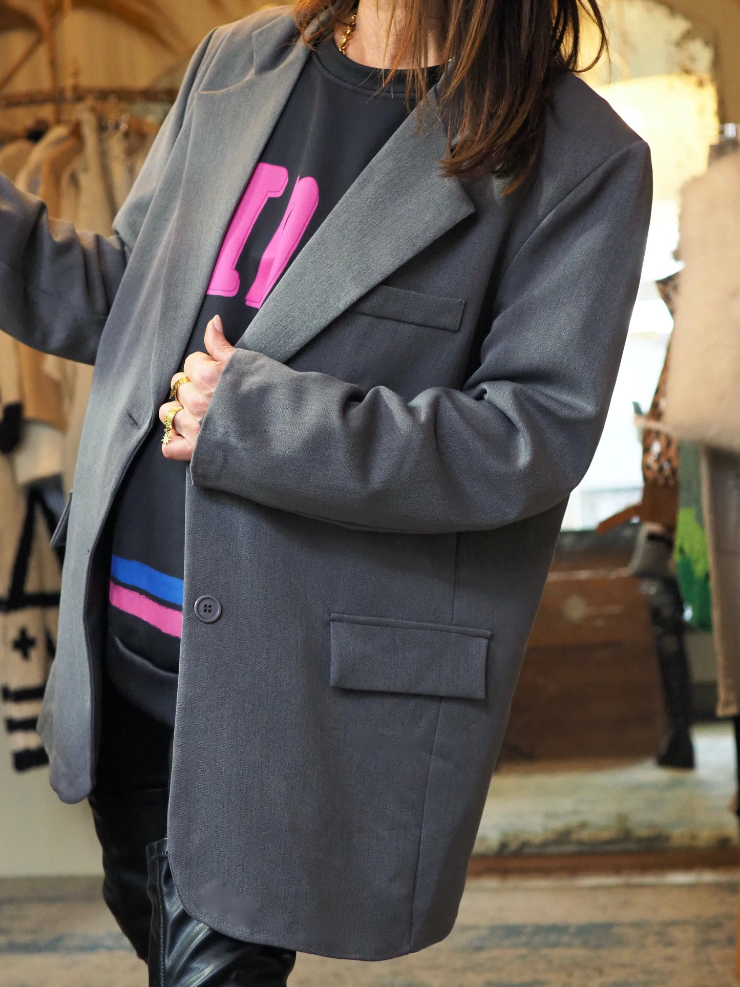 Veste oversize gris souris. Doublée.
74% Polyester 22% Viscose 4% Elastane.
Taille unique du 36 au 42.
Largeur dos 60cm Longeur dos 80cm.