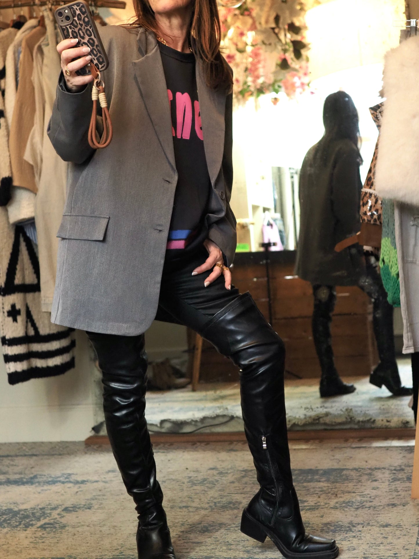 Veste oversize gris souris. Doublée.
74% Polyester 22% Viscose 4% Elastane.
Taille unique du 36 au 42.
Largeur dos 60cm Longeur dos 80cm.