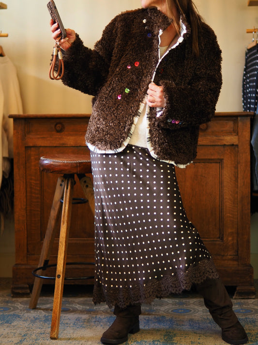 Veste en fausse fourrure marron, trés douce. Doublée. Bordée de tissu carreaux et avec boutons colorés.  2 poches cotés. Une pépite 
Taille unique convient du 36 au 40/42.
100% Polyester.
Tour de poitrine 120cm Longueur dos 60cm.