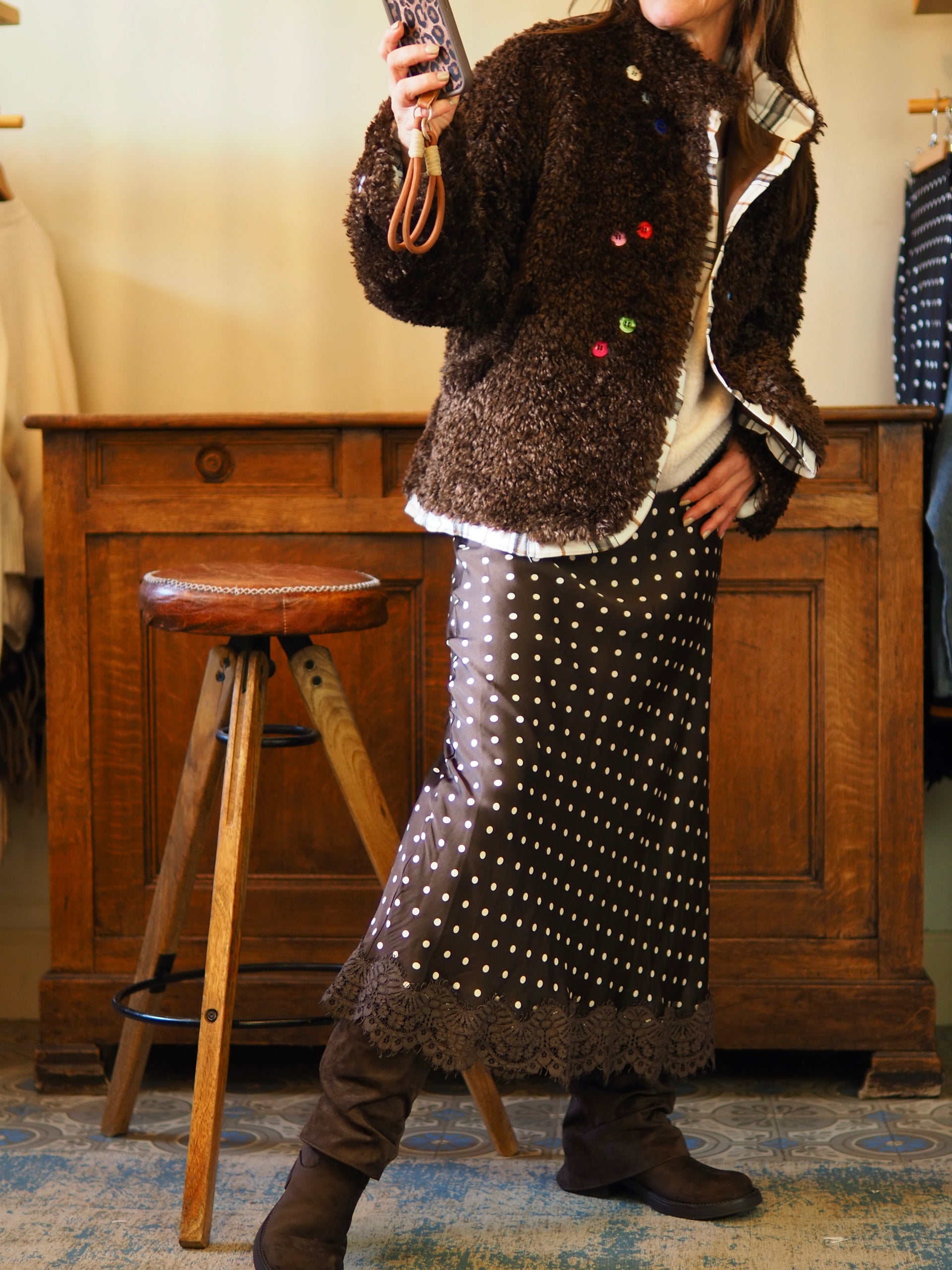 Veste en fausse fourrure marron, trés douce. Doublée. Bordée de tissu carreaux et avec boutons colorés.  2 poches cotés. Une pépite 
Taille unique convient du 36 au 40/42.
100% Polyester.
Tour de poitrine 120cm Longueur dos 60cm.