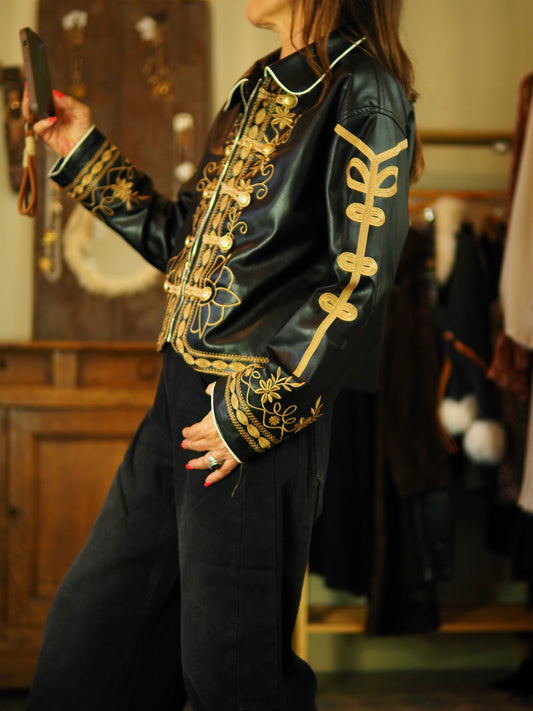 Magnifique veste simili noire avec broderies camels. Doublée. Une pépite..
Taille S/36 M/38 L/40 
55% Polyester 45% PU.
Mesures :
 S/36 : Tour de poitrine 104cm.
M/38 : Tour de poitrine 110cm.
L/40 : Tour de poitrine 114cm.