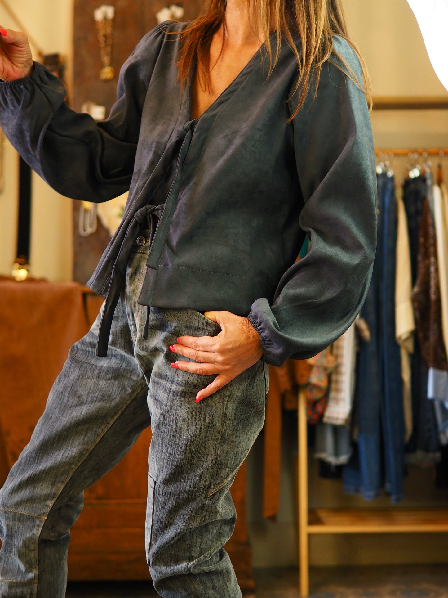 Veste suédine ( effet daim ) anthracite à nouer devant. Manches légèrement bouffantes, poignets élastiques. Peu également se porter comme blouse avec un petit top en dessous.
Taille unique convient du 36 au 38.
97% Polyester 3% Spandex.
Largeur dos 50cm Longueur dos 56cm.