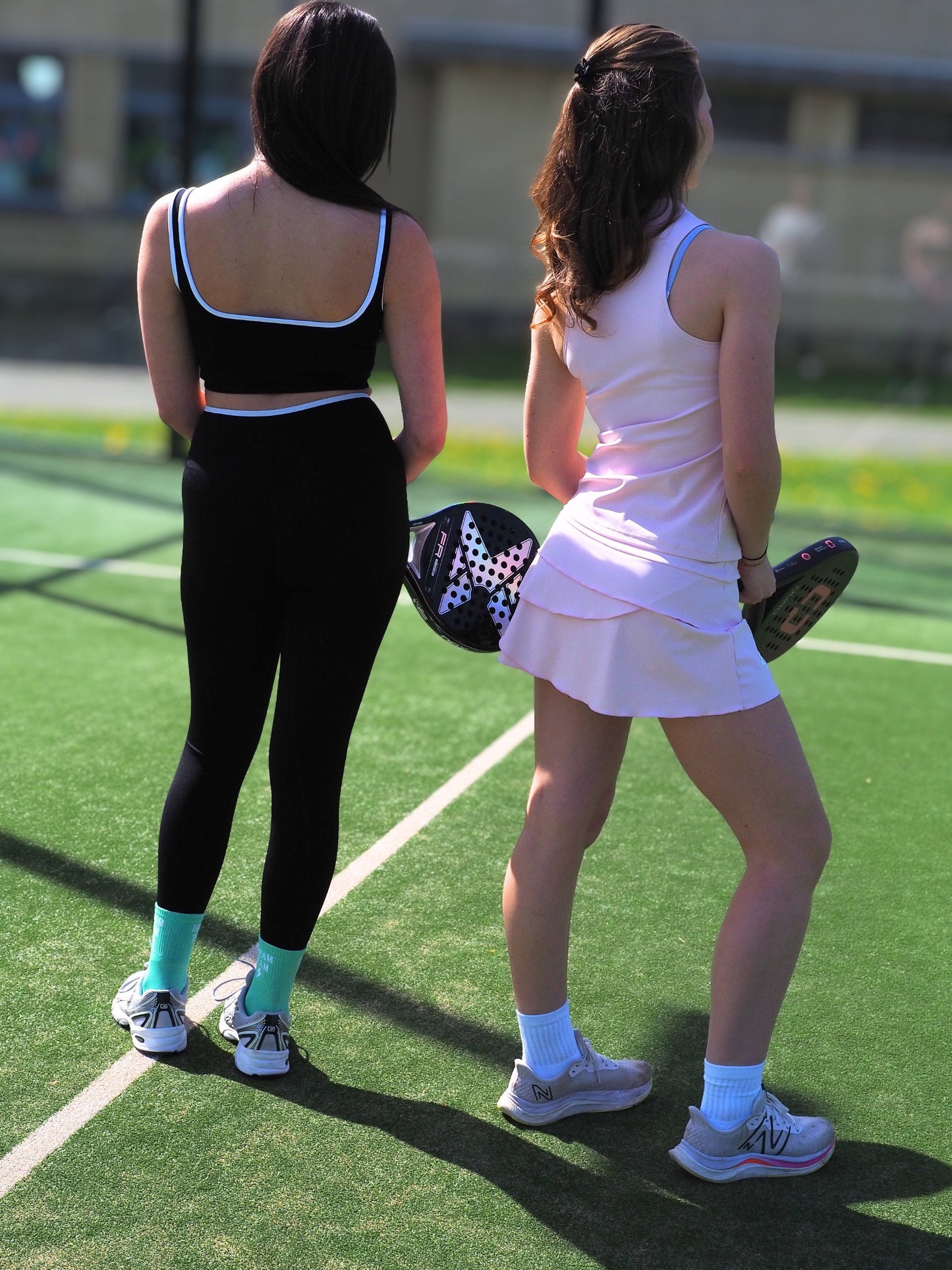 Taille S/36, M/38 et L/40&nbsp;

Composition : 90% Polyamide 10% Elasthane.
Salomé mesure 1m66 fait un 36 et porte une taille S.


Legging noire avec liseret blanc. Croisé à l'avant et renfort pour soutenir les fesses. Crop top assorti.