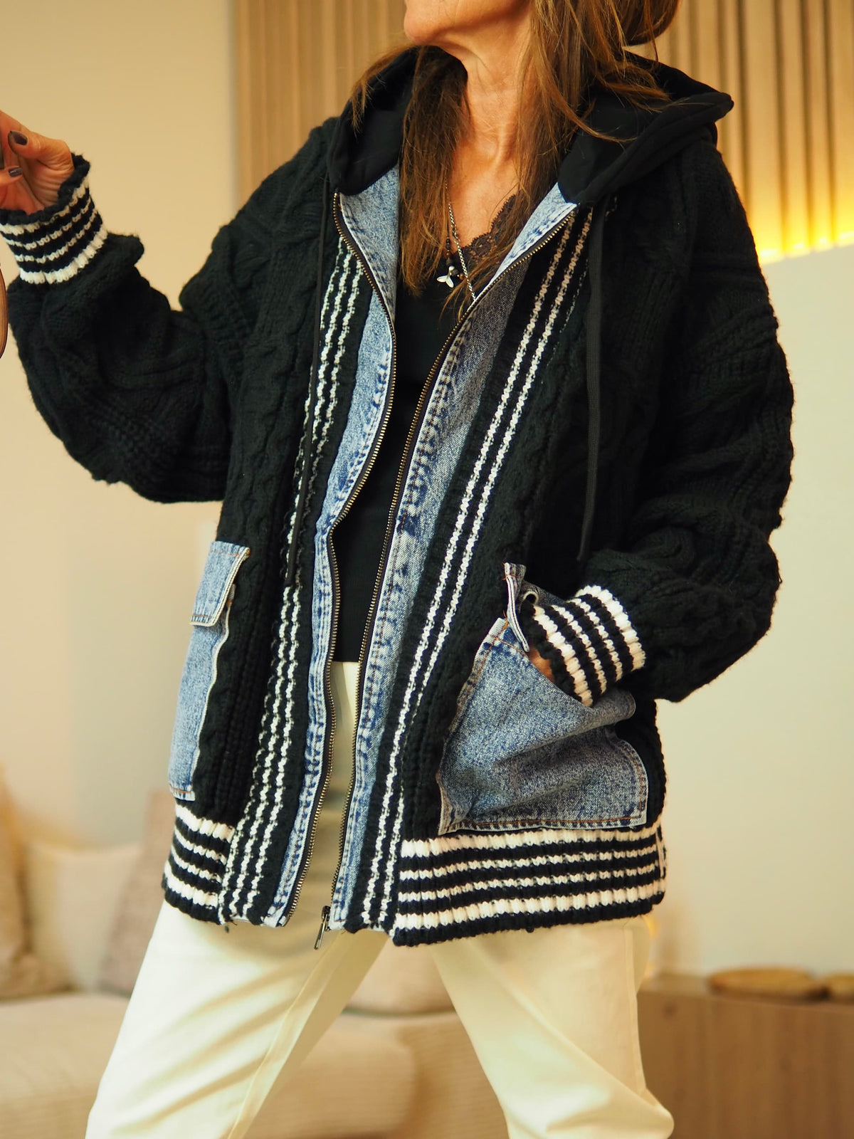 Veste/gilet grosse maille noire et jeans. Capuche. Tirette avant.