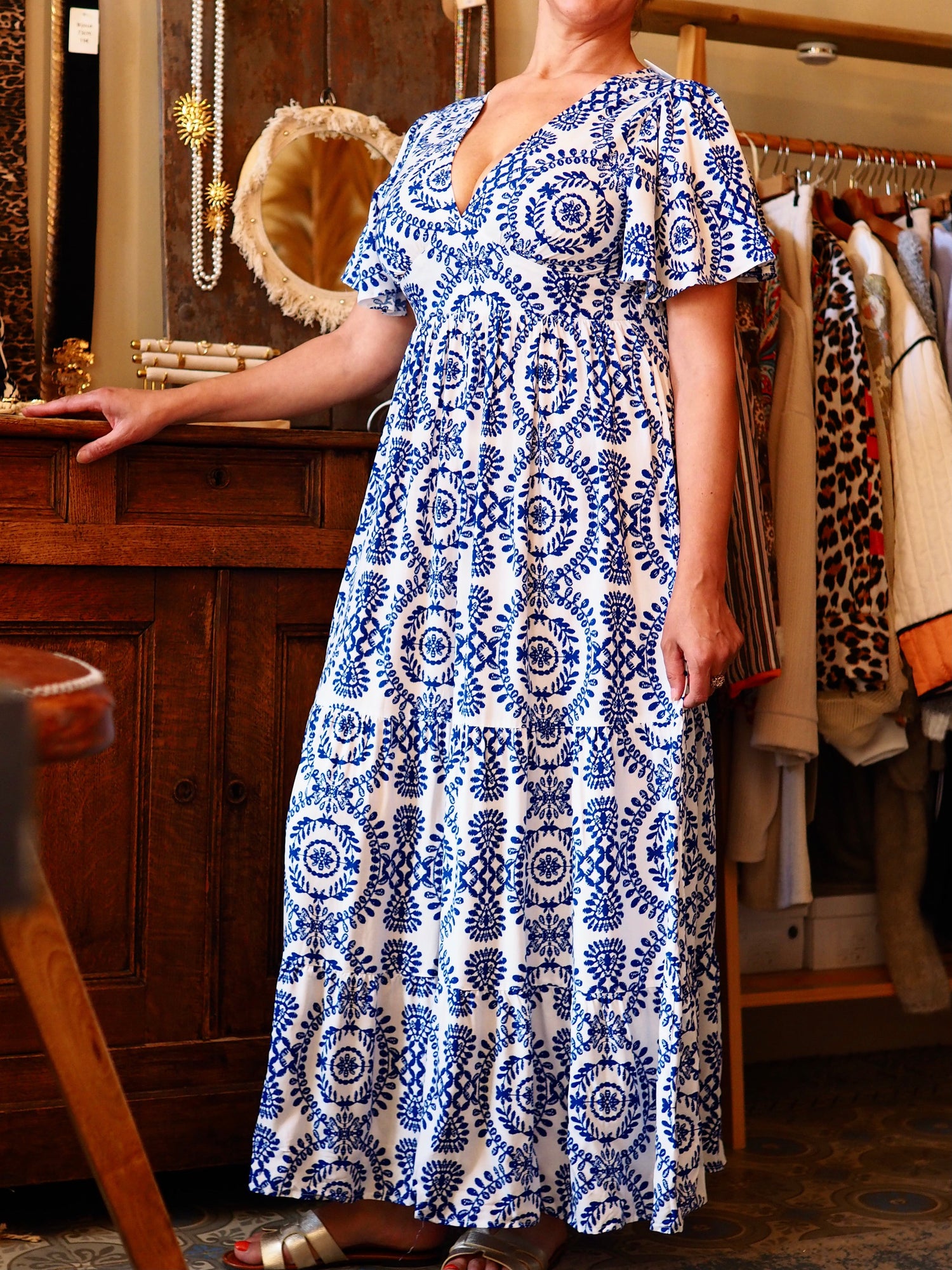 Magnifique robe bleue et blanche. Manches courtes volants. Taille arriére élastique. Dos V dans le dos.

100% Viscose.
Taille S/M-36/38 M/L-38/40.