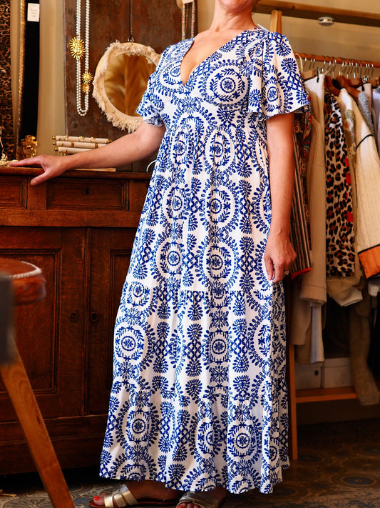 Magnifique robe bleue et blanche. Manches courtes volants. Taille arriére élastique. Dos V dans le dos.

100% Viscose.
Taille S/M-36/38 M/L-38/40.