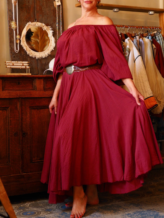 Jupe bordeaux, hyper ample. Taille élastique. Doublée jusqu'au dessus du genou. Magnifique avec la blouse Ava.

100% Coton.
Taille unique convient du 36 au 40/42.