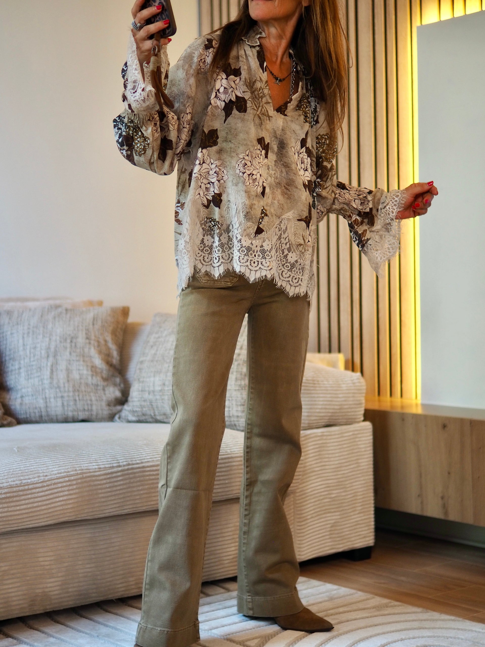 Taille unique convient du 36 au 42

Mesures : Tour de poitrine 130cm Longueur dos 66cm.&nbsp;
Composition : 100% Lyocel.
Cathy mesure 1m66 fait un 36 et porte une taille unique.


Blouse bohéme dans les tons taupes, beige et marron. Finitions dentelles.