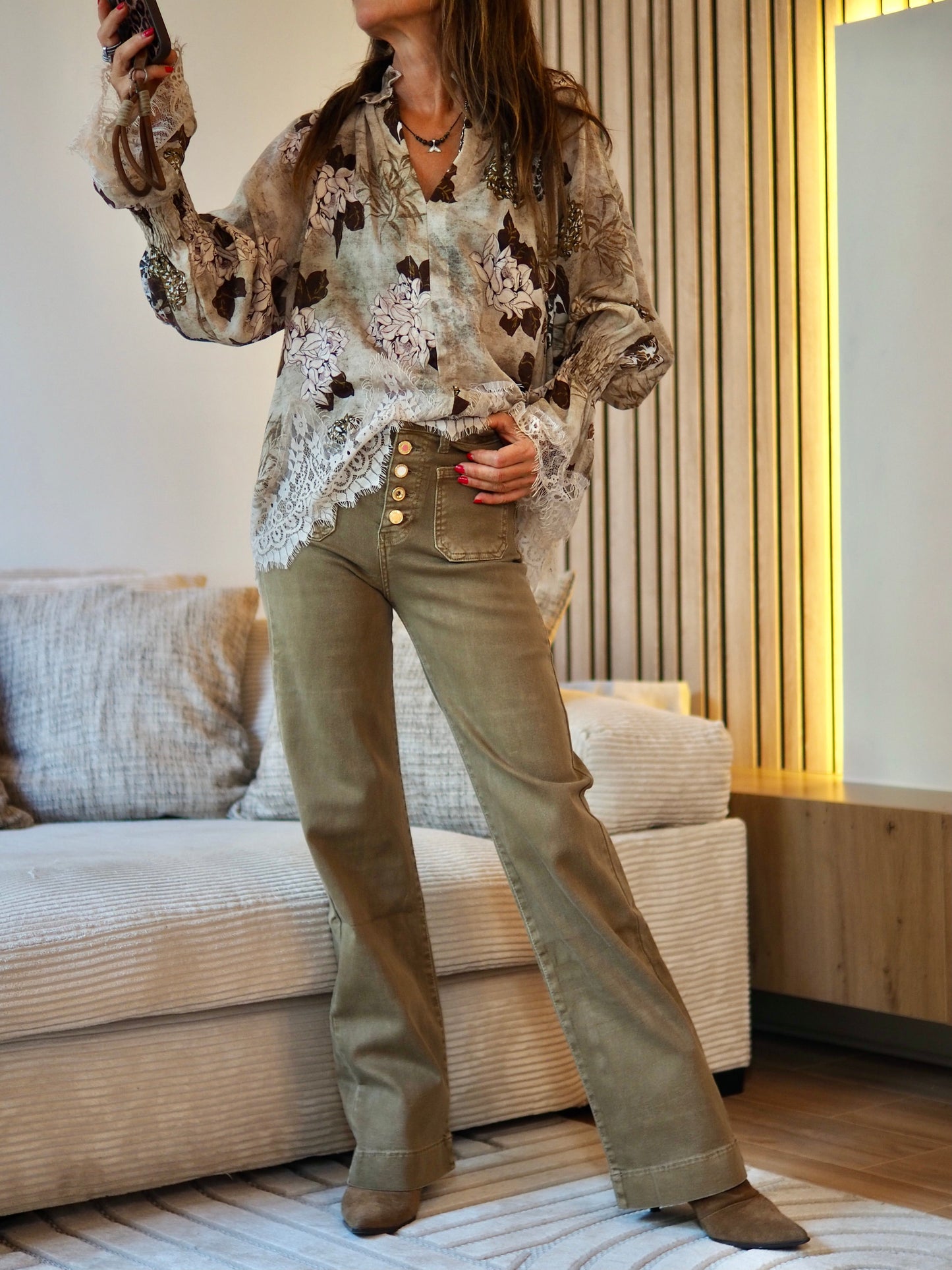 Taille unique convient du 36 au 42

Mesures : Tour de poitrine 130cm Longueur dos 66cm.&nbsp;
Composition : 100% Lyocel.
Cathy mesure 1m66 fait un 36 et porte une taille unique.


Blouse bohéme dans les tons taupes, beige et marron. Finitions dentelles.