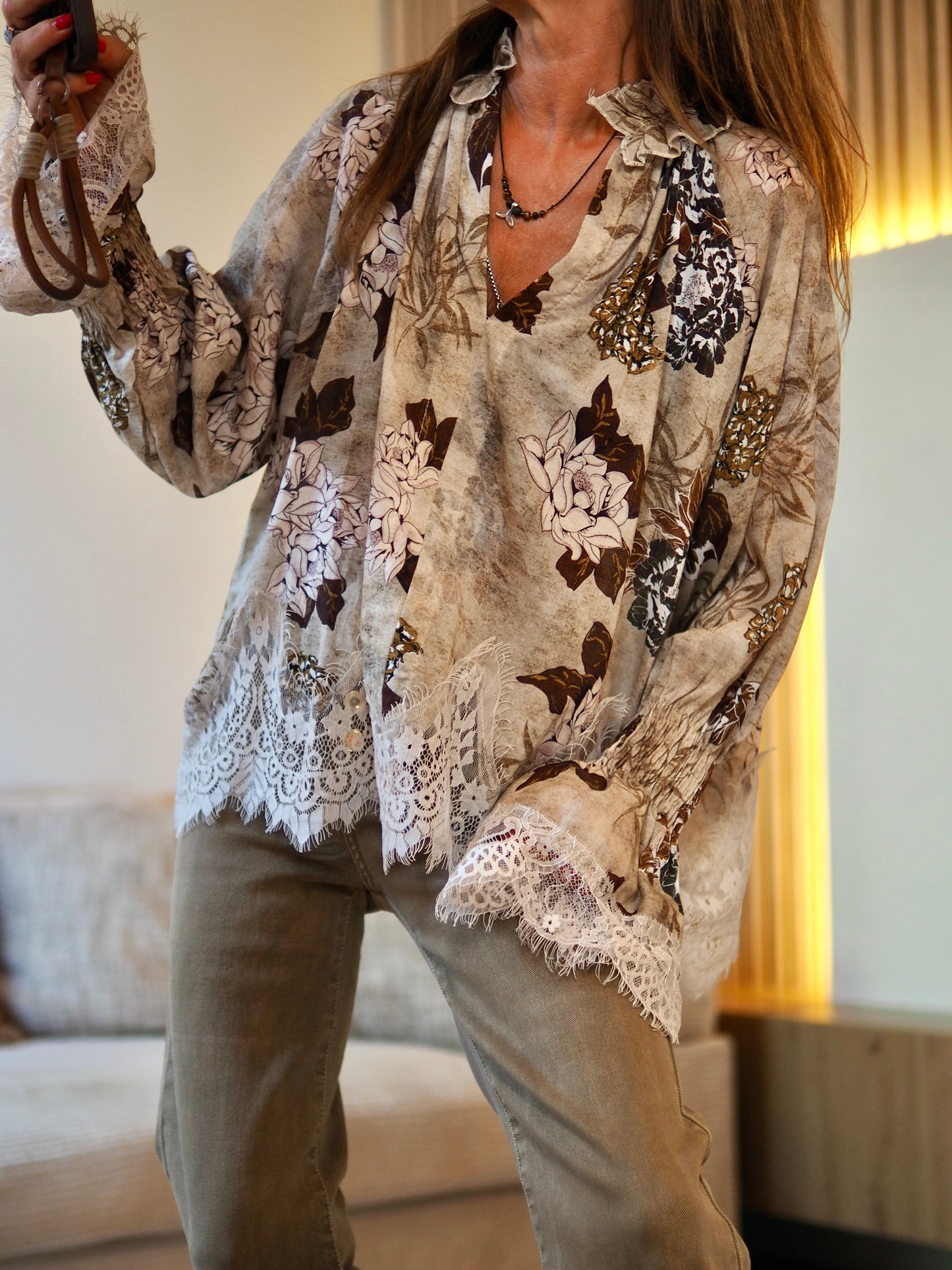 Taille unique convient du 36 au 42

Mesures : Tour de poitrine 130cm Longueur dos 66cm.&nbsp;
Composition : 100% Lyocel.
Cathy mesure 1m66 fait un 36 et porte une taille unique.


Blouse bohéme dans les tons taupes, beige et marron. Finitions dentelles.