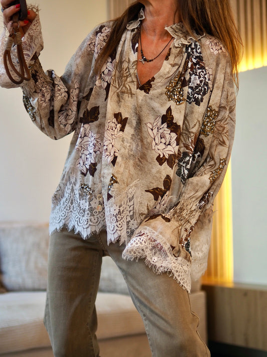 Taille unique convient du 36 au 42

Mesures : Tour de poitrine 130cm Longueur dos 66cm.&nbsp;
Composition : 100% Lyocel.
Cathy mesure 1m66 fait un 36 et porte une taille unique.


Blouse bohéme dans les tons taupes, beige et marron. Finitions dentelles.