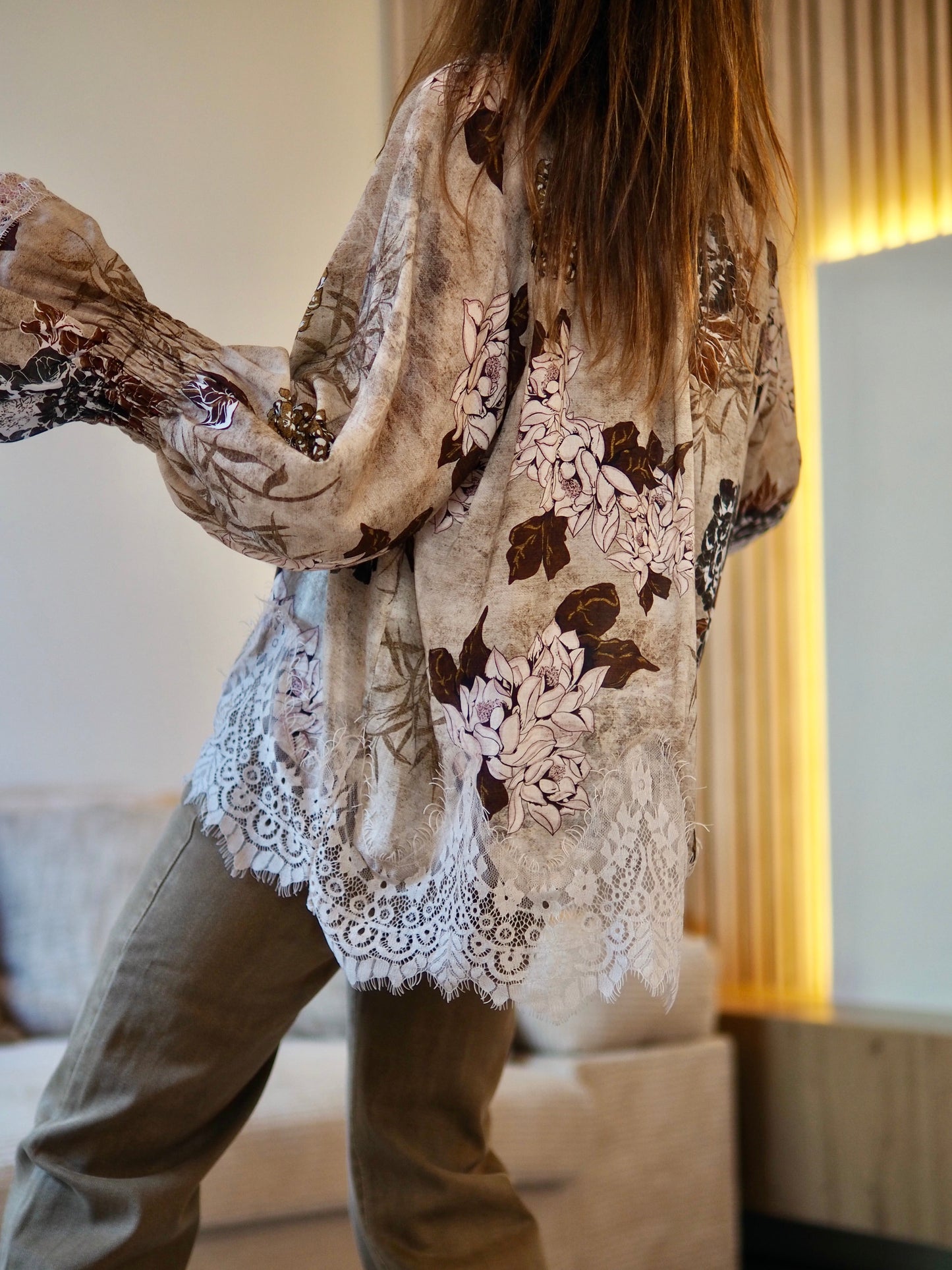 Taille unique convient du 36 au 42

Mesures : Tour de poitrine 130cm Longueur dos 66cm.&nbsp;
Composition : 100% Lyocel.
Cathy mesure 1m66 fait un 36 et porte une taille unique.


Blouse bohéme dans les tons taupes, beige et marron. Finitions dentelles.