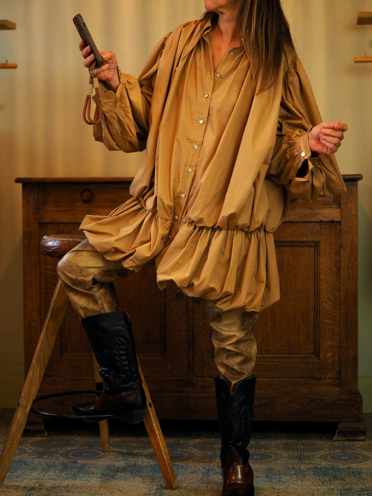 Chemise spéciale camel, trés ample. Boutons strassés. La chemise est doublée. Peut être portée en robe. Dans un coton trés doux.

Taille S/M- 36/40 M/L-40/42
100% Coton.
S/M Tour de poitrine 116cm Longueur dos 88cm.
M/L Tour de poitrine 120cm Longueur dos 88cm.
