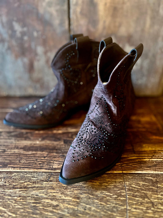 Bottes Santiag imitation daim marron avec strass noirs.

Hauteur talon : 4cm.
Hauteur botte(talon compris) : 20cm.
Taille normal.