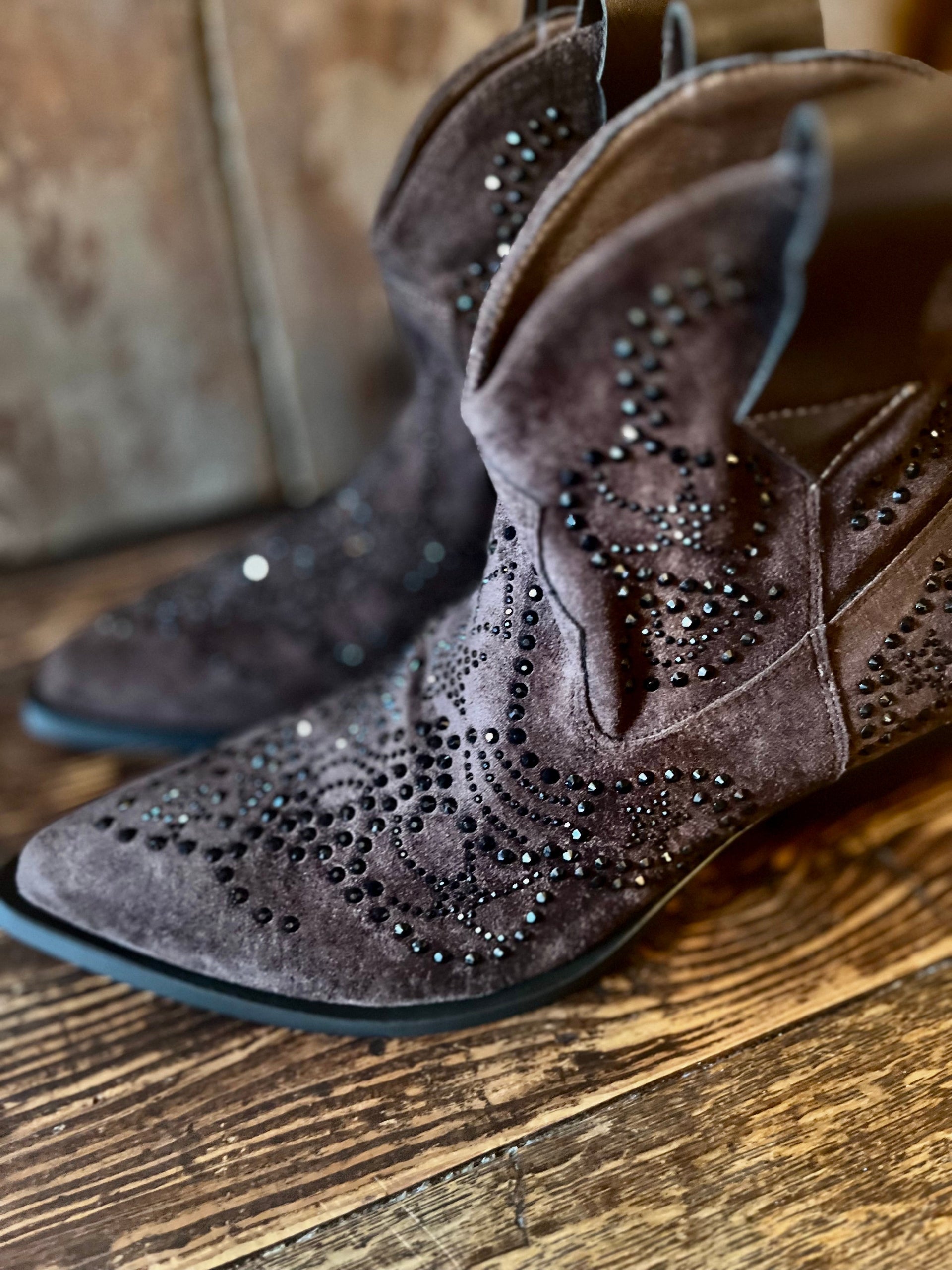 Bottes Santiag imitation daim marron avec strass noirs.

Hauteur talon : 4cm.
Hauteur botte(talon compris) : 20cm.
Taille normal.
