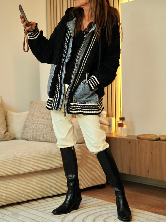 Veste/gilet grosse maille noire et jeans. Capuche. Tirette avant.