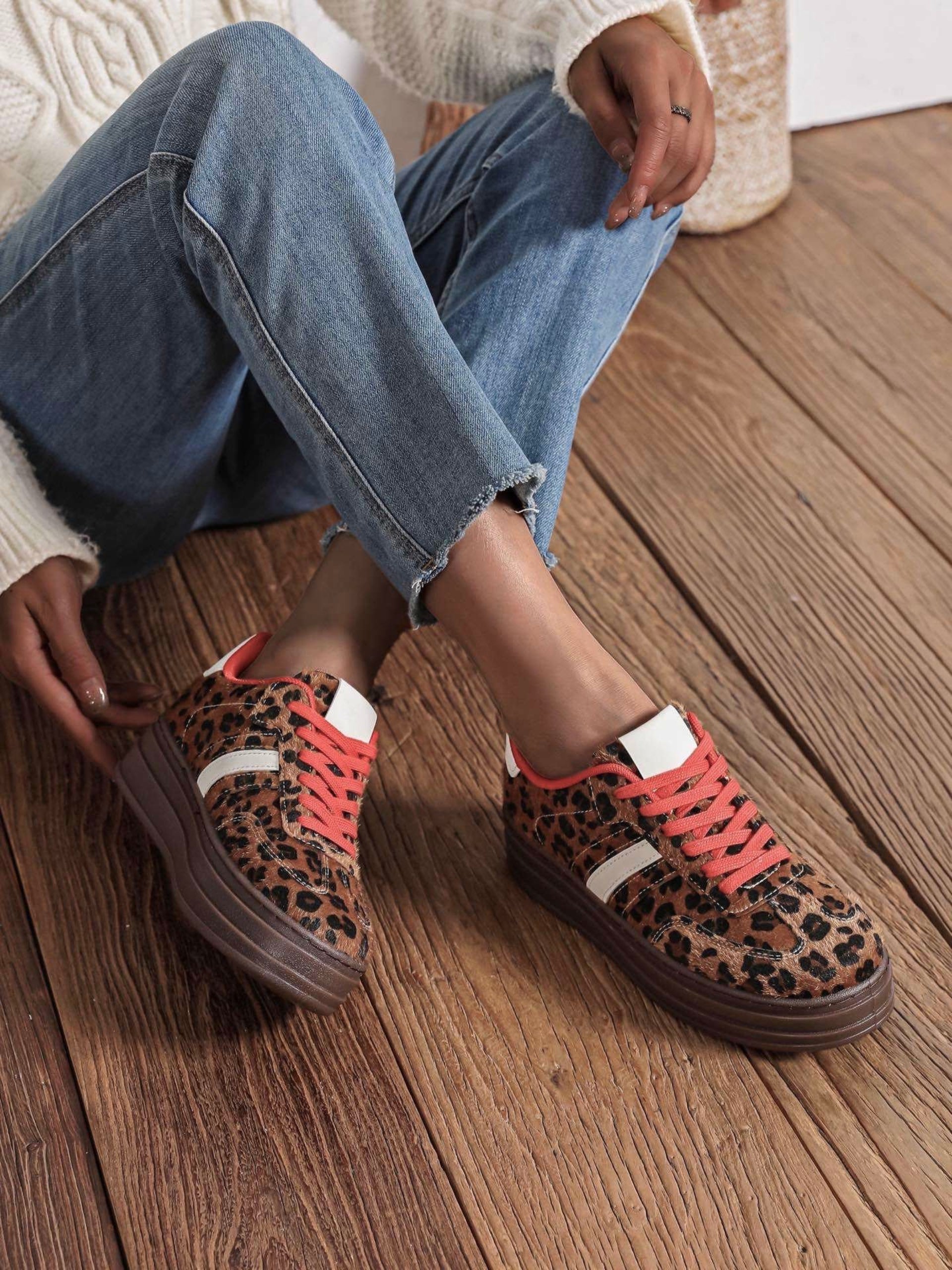 Basket leopard avec details et lacets couleur brique. Effet poils ras. 

Hauteur semelle 4,5cm.
Taille bien si entre deux pointures prendre la pointure la plus petite.