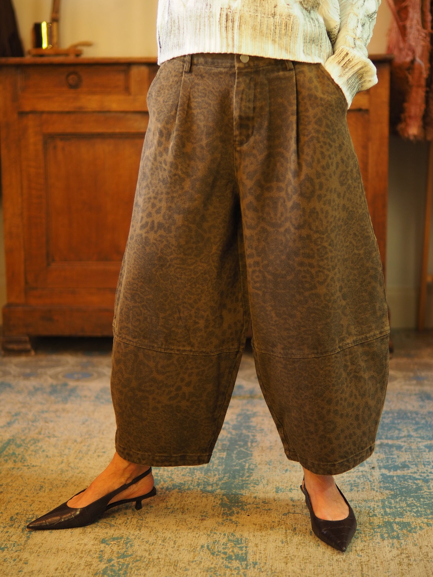 Bermuda barrel leopard marron. Taille dans le dos élastique.

Taille S/36 M/38 L/40.
60% Coton 40% Polyester.