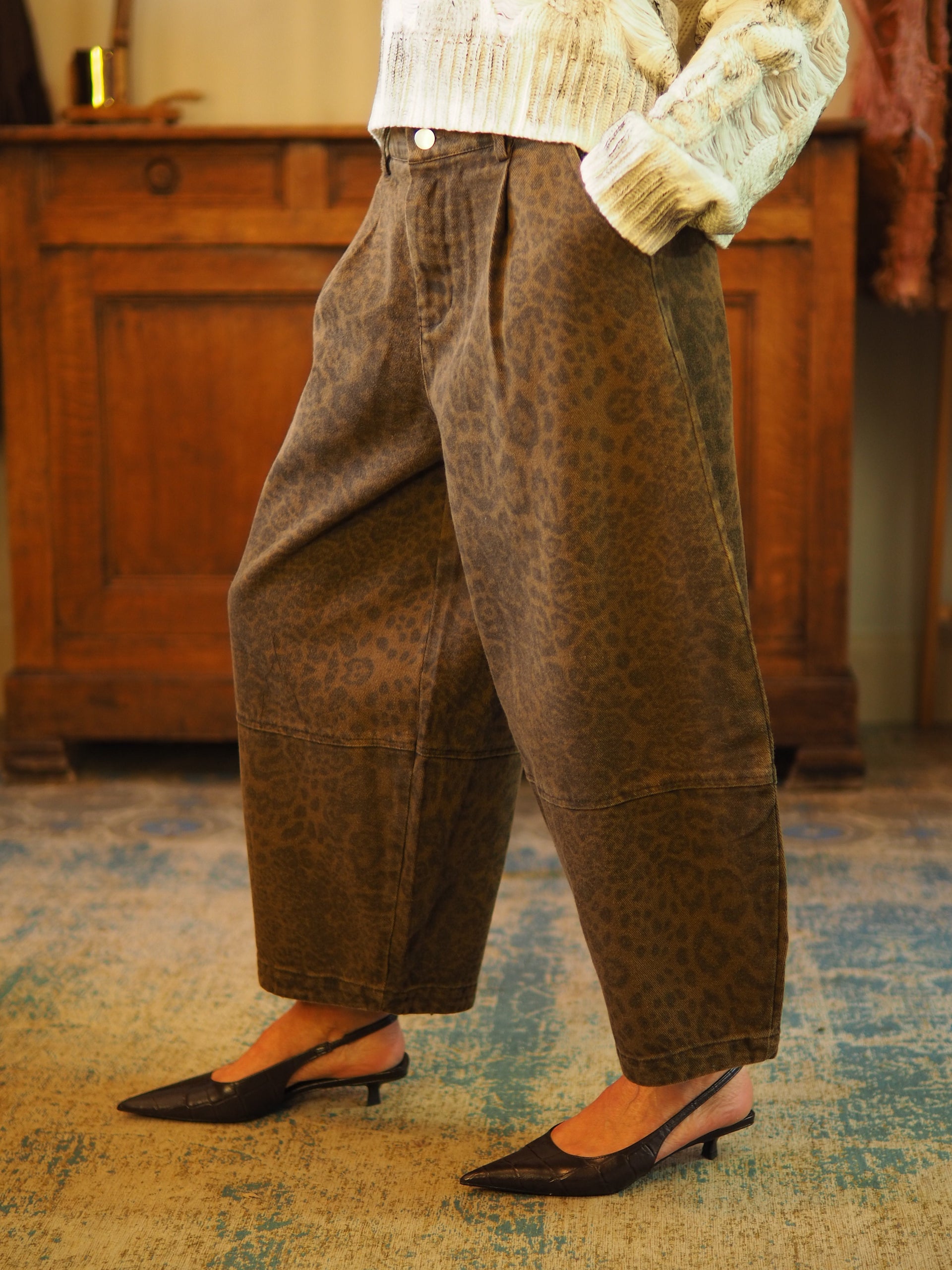 Bermuda barrel leopard marron. Taille dans le dos élastique.

Taille S/36 M/38 L/40.
60% Coton 40% Polyester.