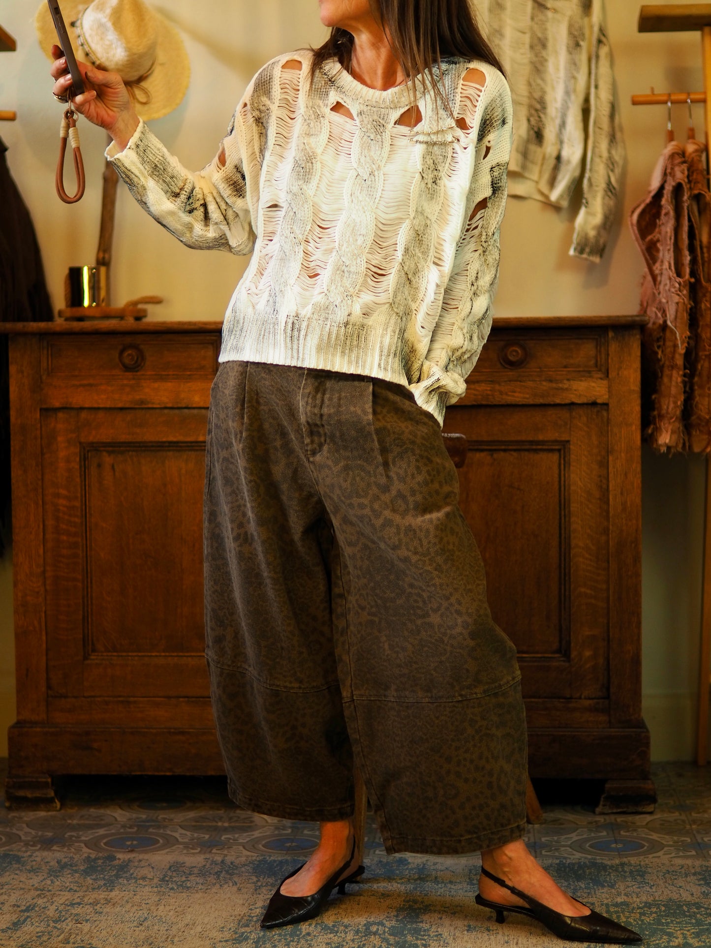 Bermuda barrel leopard marron. Taille dans le dos élastique.

Taille S/36 M/38 L/40.
60% Coton 40% Polyester.