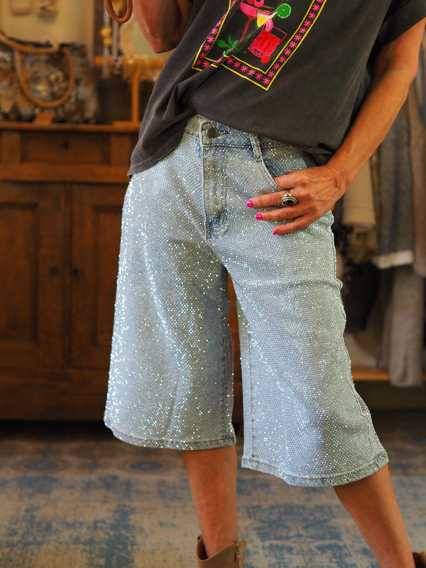 Bemuda jeans avec strass ( clous miroirs). Taille bien.

65% Coton 35% Polyester.
Taille S(36) M(38) L(40).