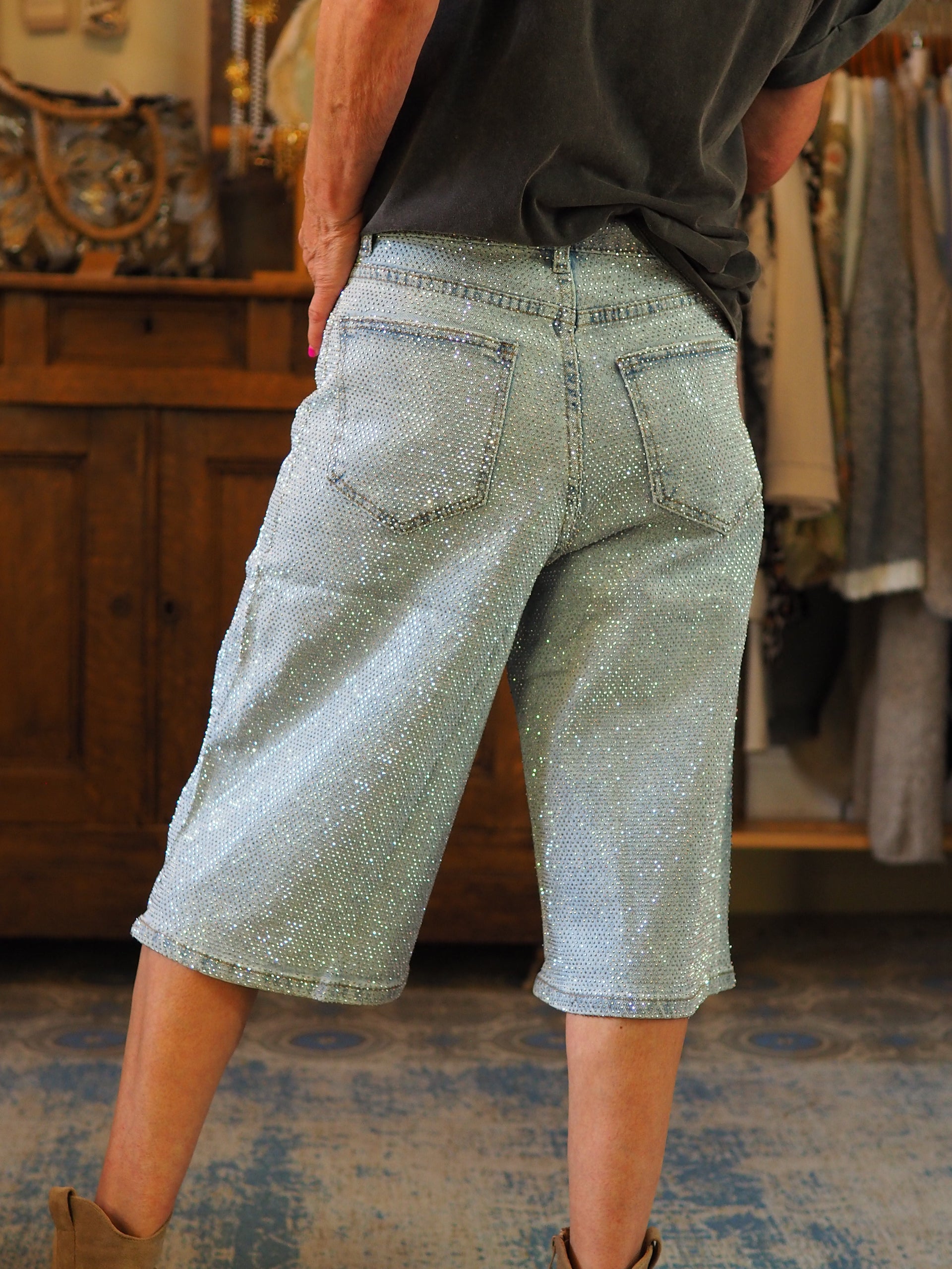Bemuda jeans avec strass ( clous miroirs). Taille bien.

65% Coton 35% Polyester.
Taille S(36) M(38) L(40).