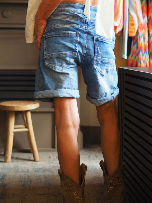 Taille S/36 M/38 L/40 XL/42.

Composition : 94% Coton 8% Polyester 1% Elasthanne.

Cathy mesure 1m66 fait un 36 et porte une taille S.
Bermuda jeans.
