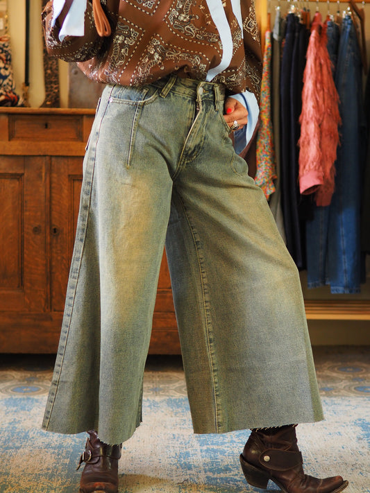 Bermuda long et large sans bords ( facile à recouper si besoin).

95% Coton 5% Polyester.
Taille S/36 M/38 L/40