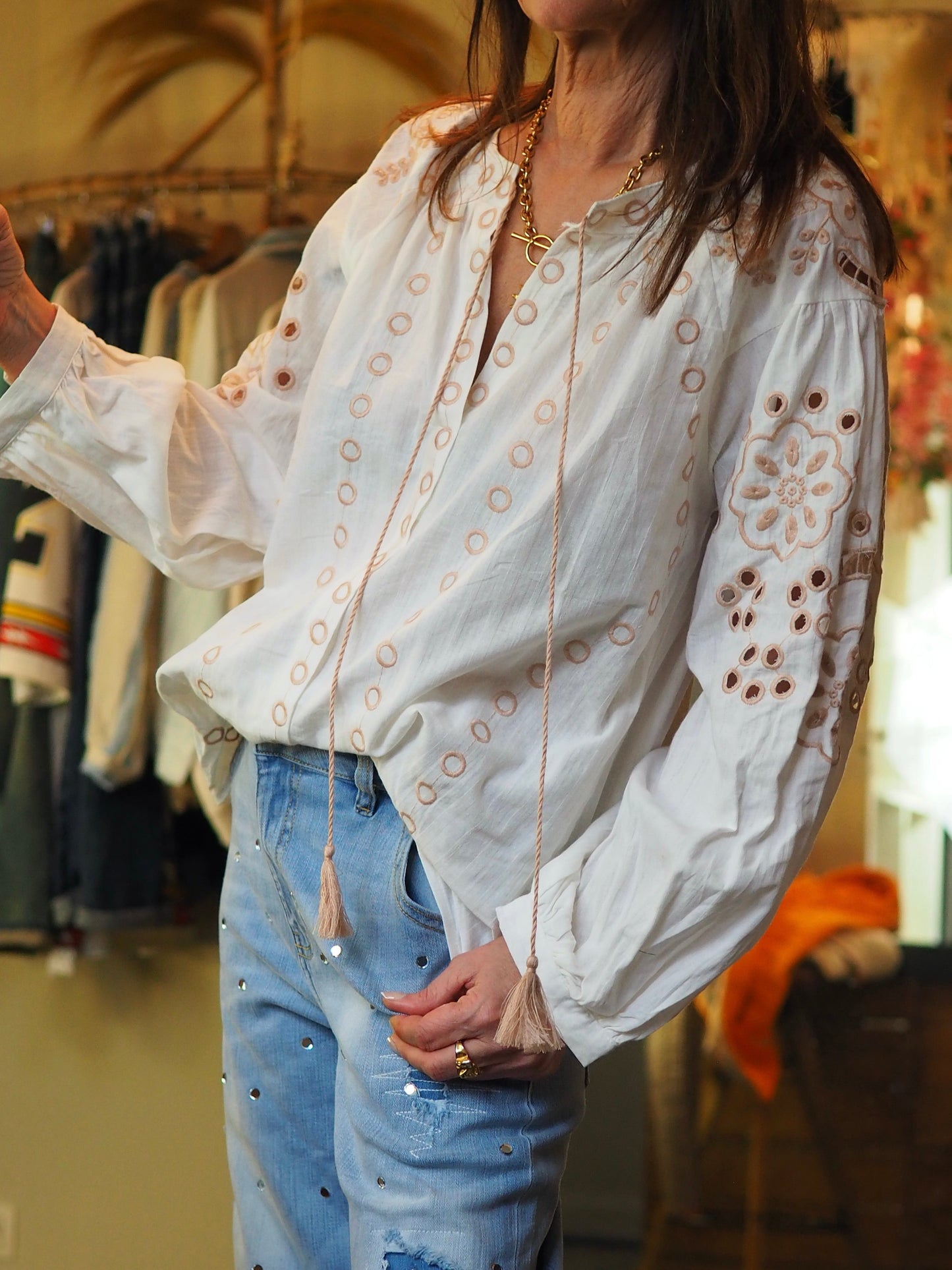 Blouse beige avec broderies camel. 

100% Coton.
Taille S/36 M/38 L/40 XL/42
Cathy mesure 1m66 fait un 36 et porte une taille S.