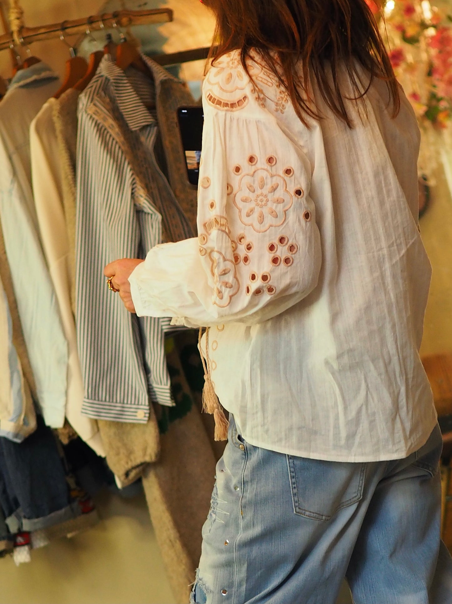 Blouse beige avec broderies camel. 

100% Coton.
Taille S/36 M/38 L/40 XL/42
Cathy mesure 1m66 fait un 36 et porte une taille S.