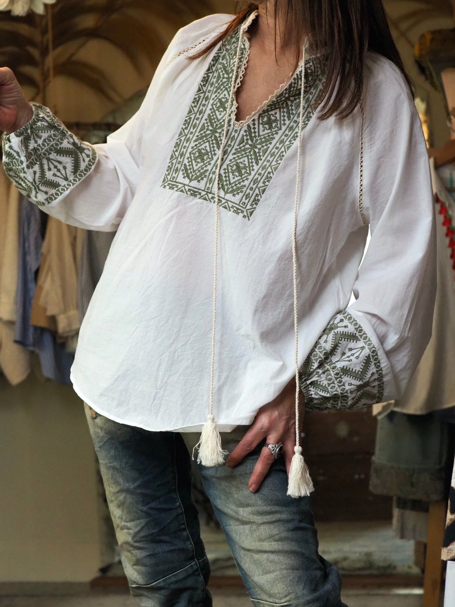 Blouse écru avec broderies kaki.

100% Coton.
Taille S/M et M/L.
S/M : Tour de poitrine 116cm Longeur dos 61cm.
M/L : Tour de poitrine 124cm Longeur dos 64cm