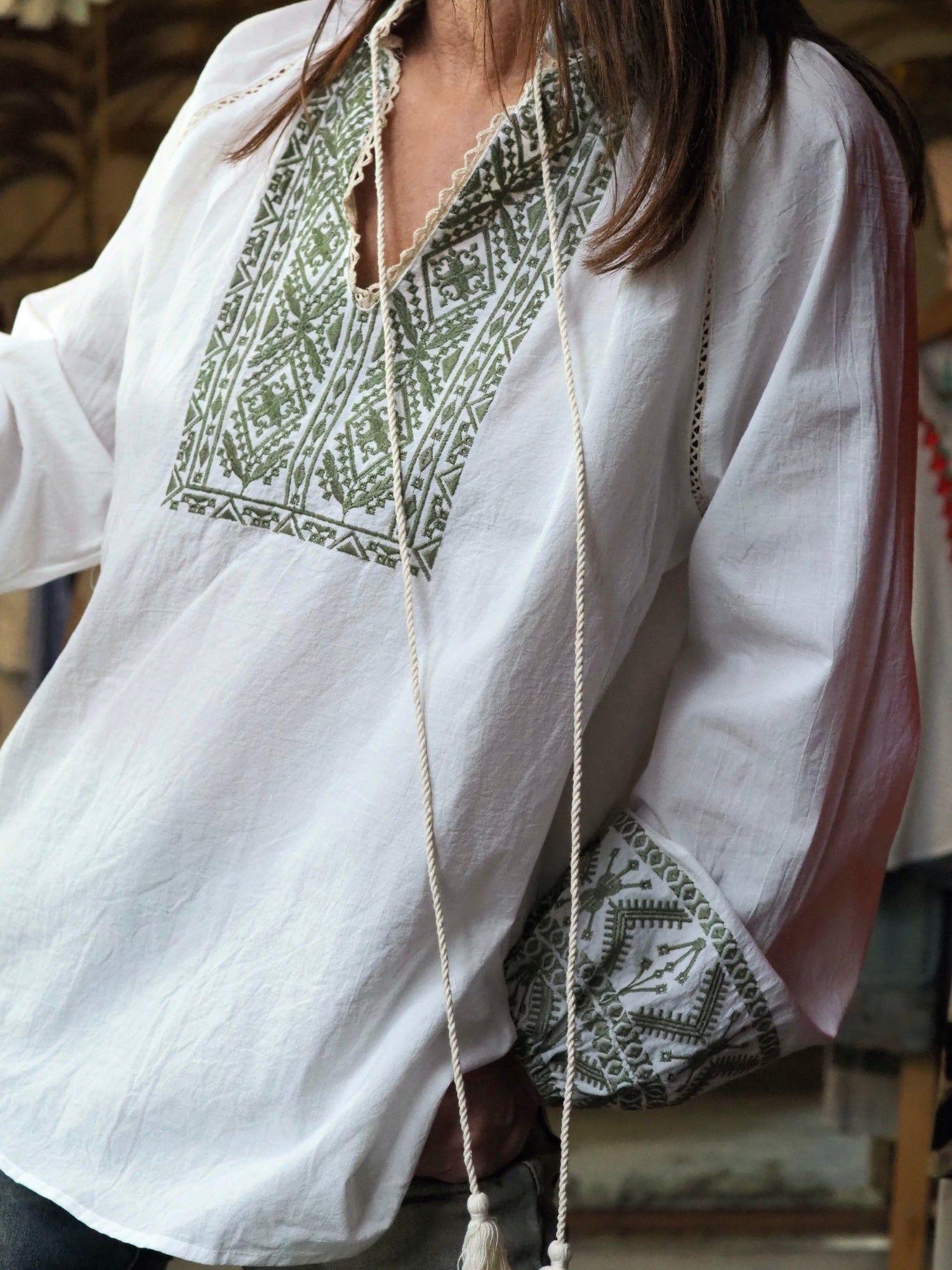 Blouse écru avec broderies kaki.

100% Coton.
Taille S/M et M/L.
S/M : Tour de poitrine 116cm Longeur dos 61cm.
M/L : Tour de poitrine 124cm Longeur dos 64cm