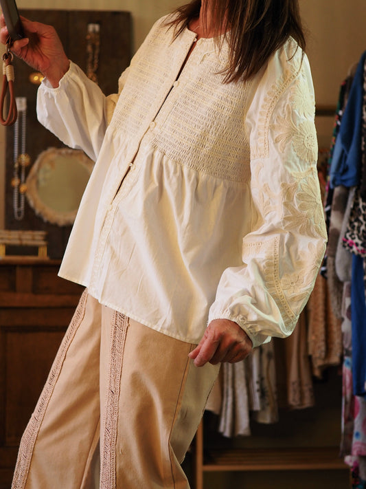 Splendide blouse écru avec broderies beiges sur les manches. 

100% Coton.
Taille S/M- 36/40 et M/L-38/42
Tour de poitrine pour la S/M : 110cm Longueur dos : 60cm.
Tour de poitrine pour la M/L : 120cm Longueur dos : 60cm.