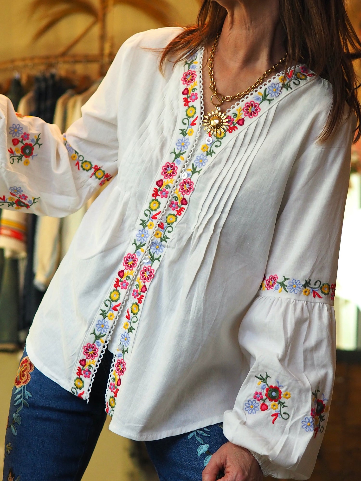 Blouse blanche broderies fleurs. Boutons.

100% Coton.
Taille S/36 M/38 L/40 XL/42