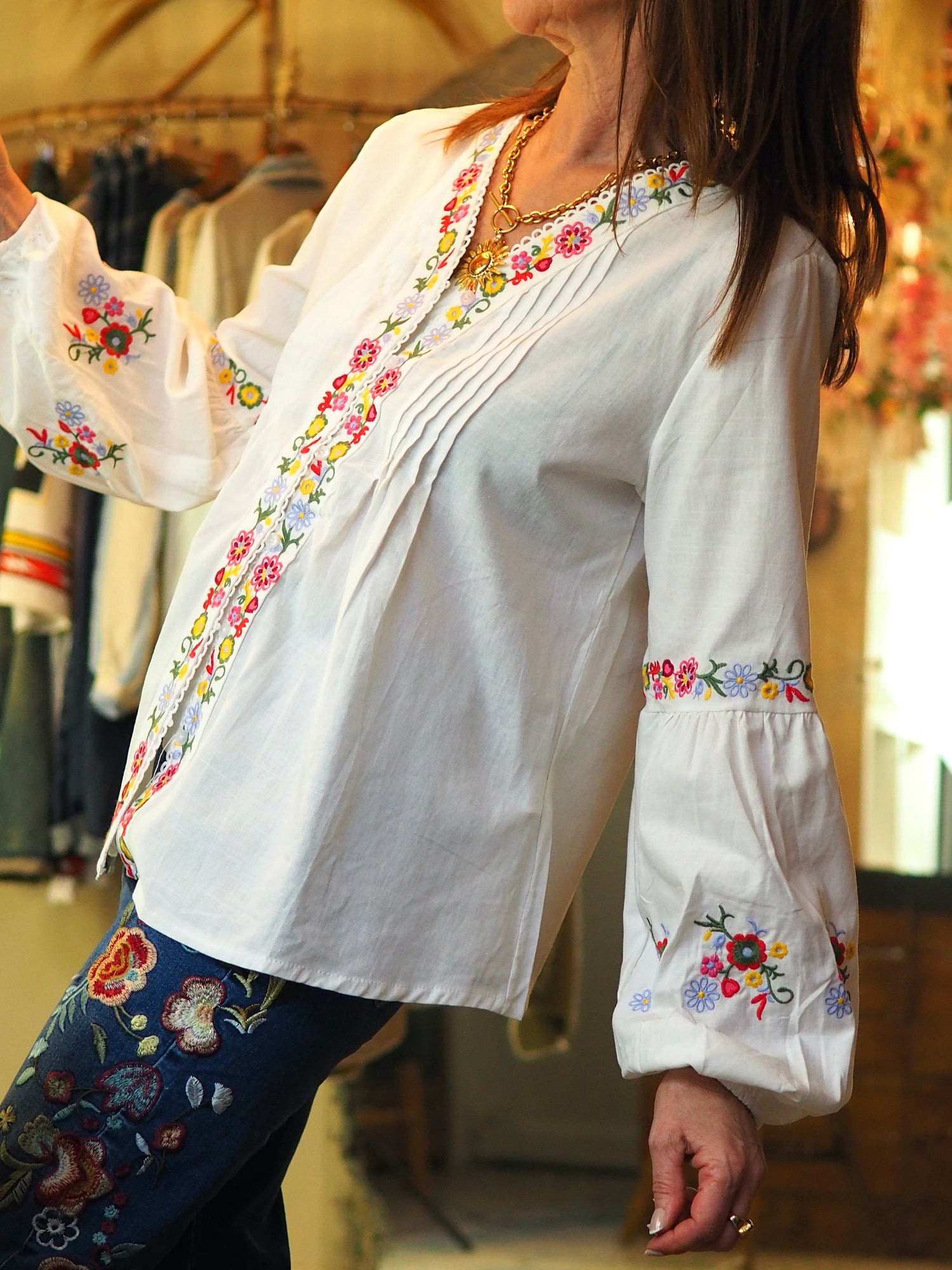 Blouse blanche broderies fleurs. Boutons.

100% Coton.
Taille S/36 M/38 L/40 XL/42