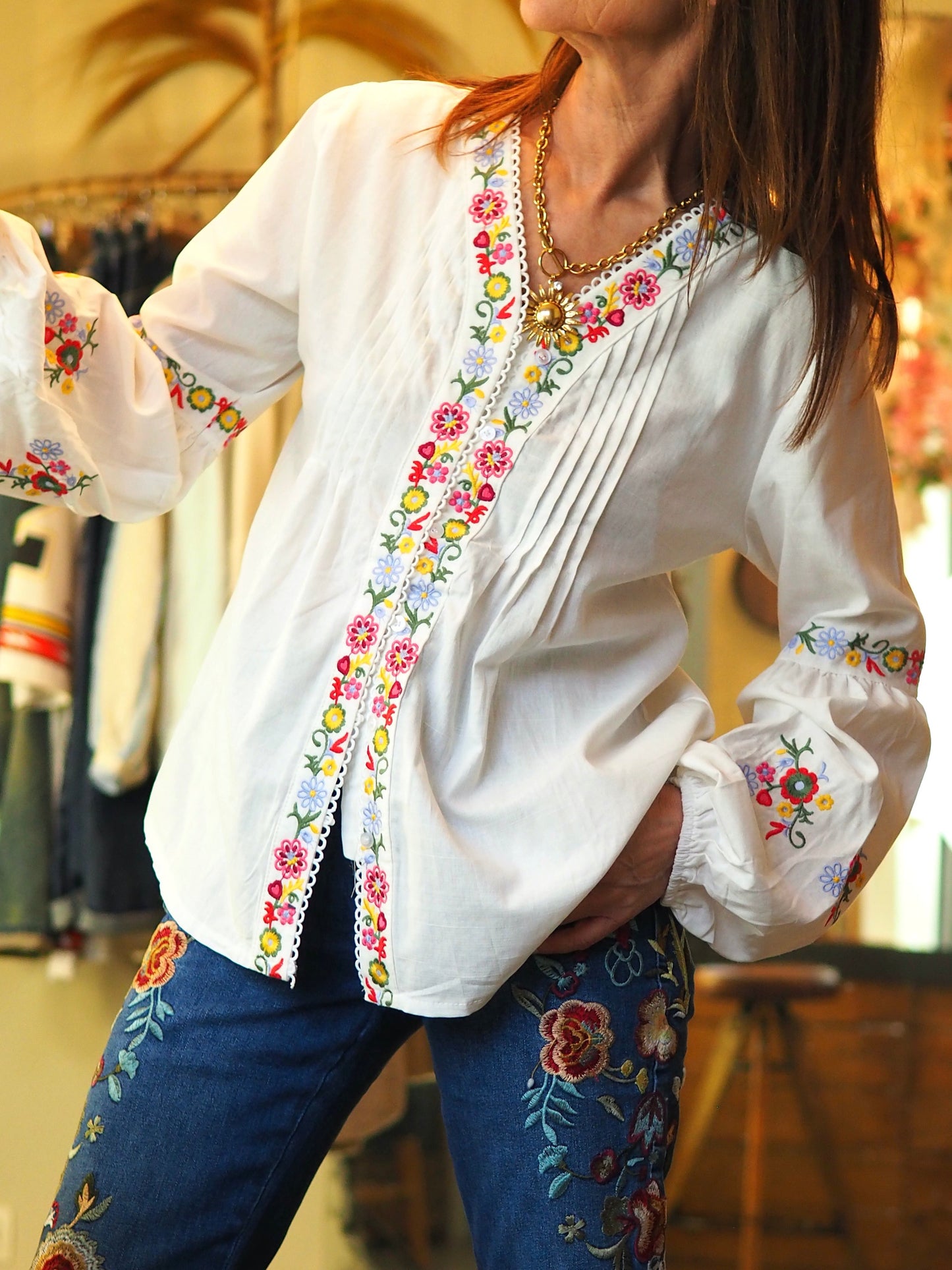 Blouse blanche broderies fleurs. Boutons.

100% Coton.
Taille S/36 M/38 L/40 XL/42