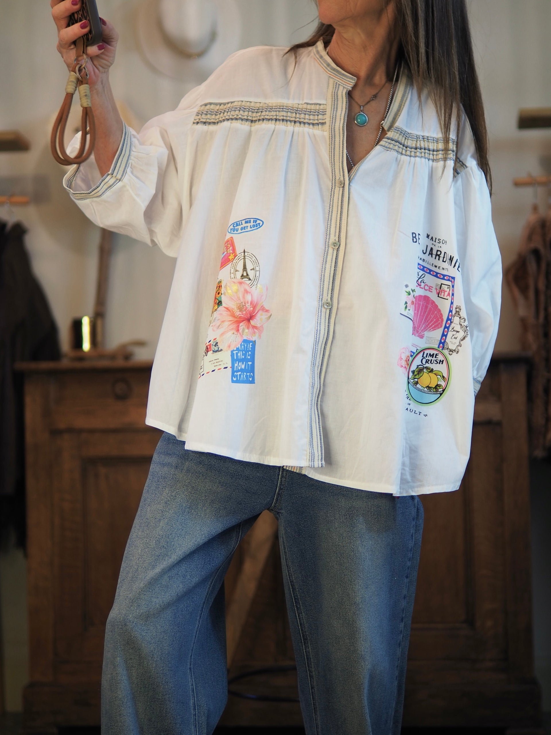 Magnifique blouse blanche avec liserets fantaisies et motifs. Manches 3/4 bouffantes.

Taille unique convient du 36 au 44.
100% Coton.
Tour de poitrine 190cm Longueur dos 66cm.