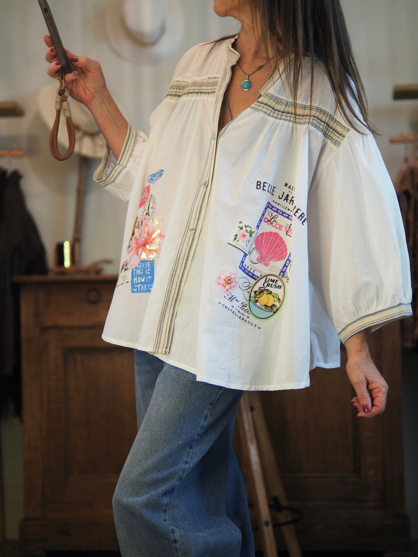 Magnifique blouse blanche avec liserets fantaisies et motifs. Manches 3/4 bouffantes.

Taille unique convient du 36 au 44.
100% Coton.
Tour de poitrine 190cm Longueur dos 66cm.