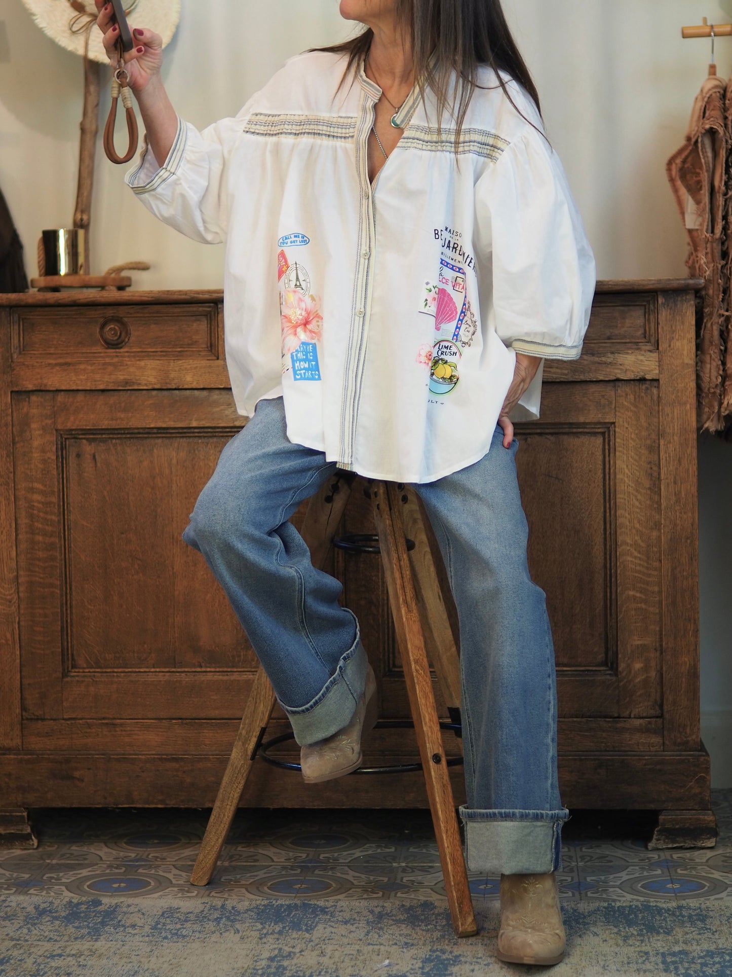 Magnifique blouse blanche avec liserets fantaisies et motifs. Manches 3/4 bouffantes.

Taille unique convient du 36 au 44.
100% Coton.
Tour de poitrine 190cm Longueur dos 66cm.