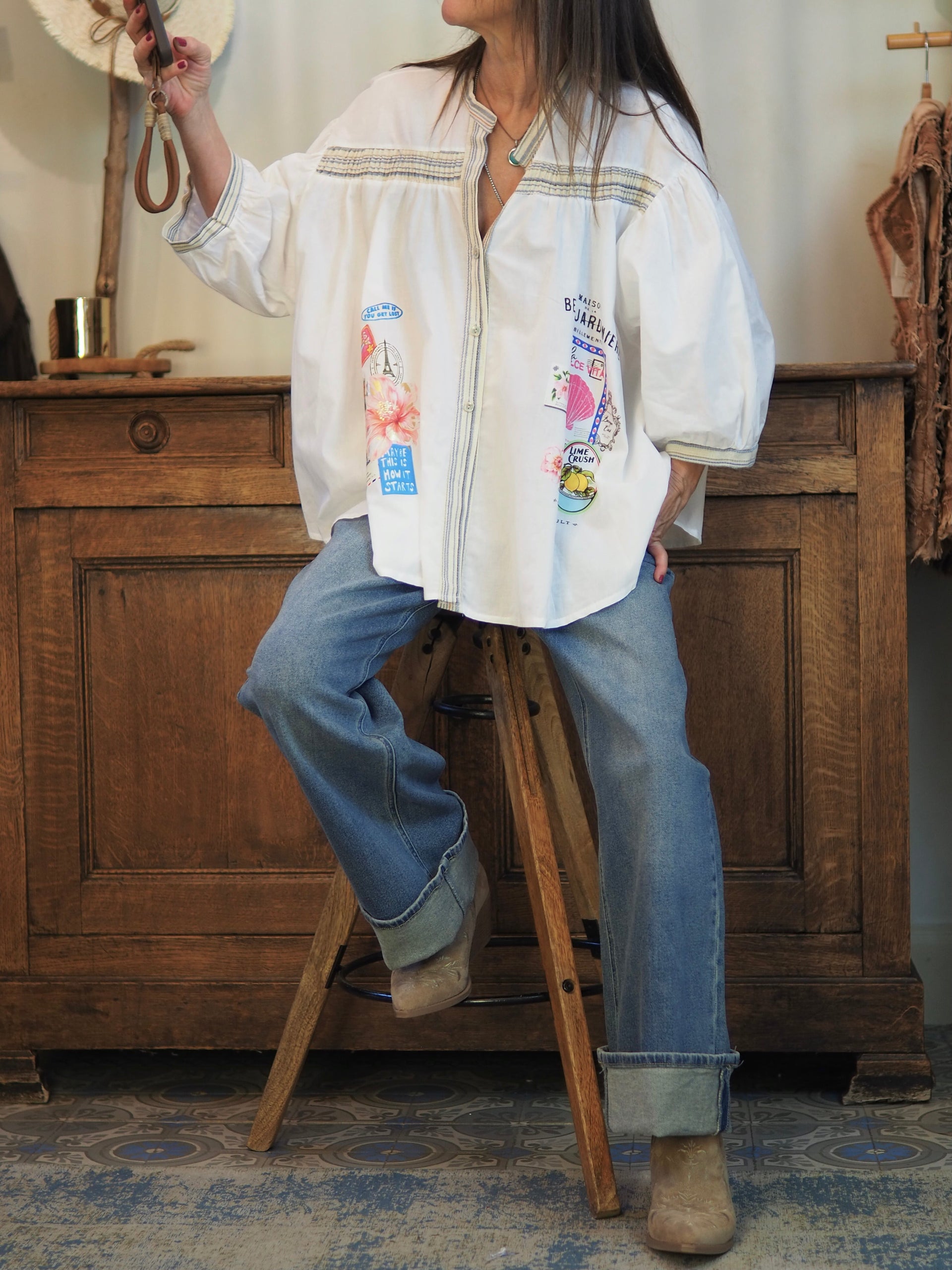 Magnifique blouse blanche avec liserets fantaisies et motifs. Manches 3/4 bouffantes.

Taille unique convient du 36 au 44.
100% Coton.
Tour de poitrine 190cm Longueur dos 66cm.