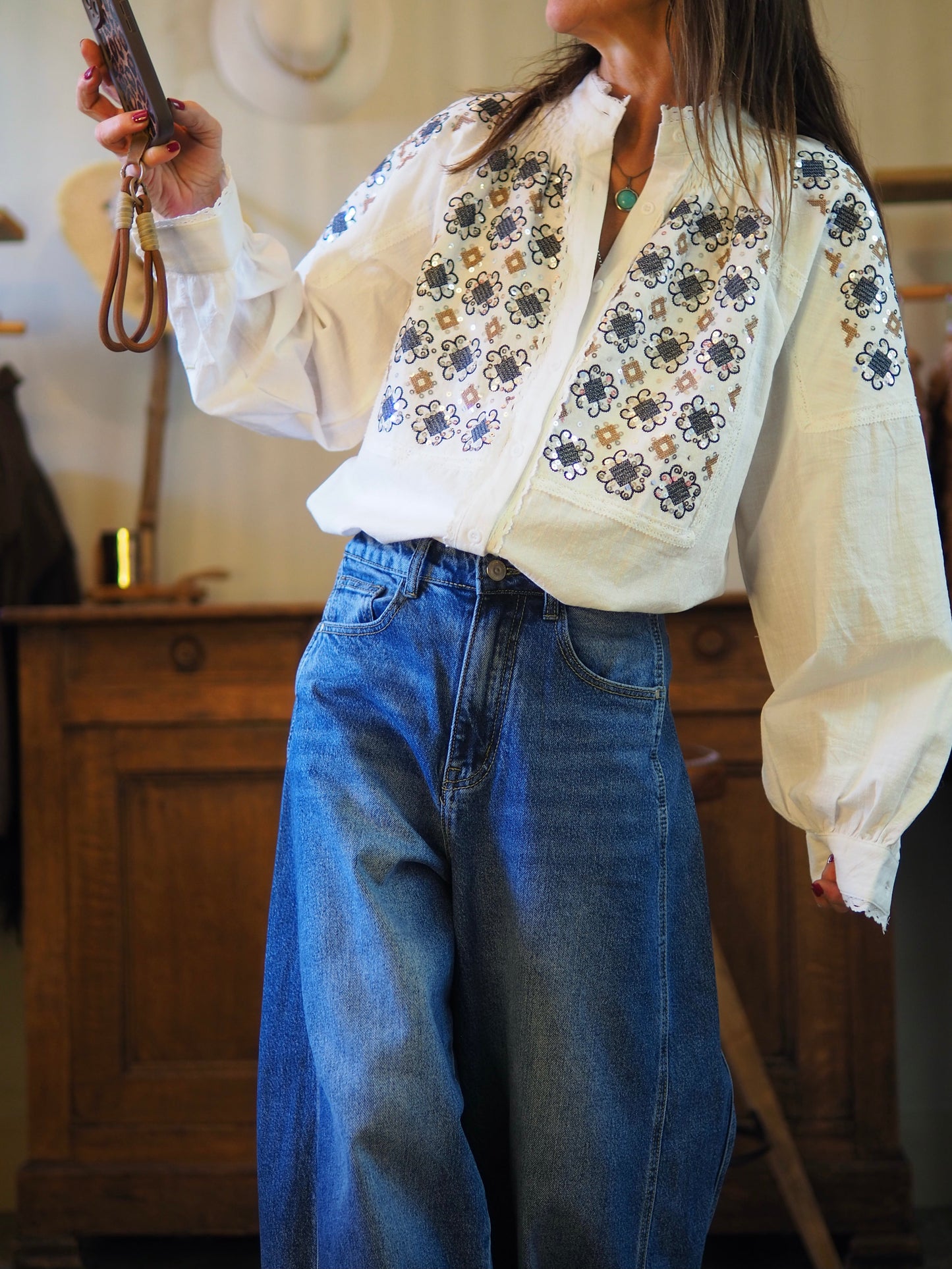 Chemise blanche avec magnifiques broderies et sequins.

Taille S/M et M/L.
100% Coton.
Tour de poitrine : S/M-116cm M/L-120cm.
Longueur dos : S/M-70cm M/L-70cm.