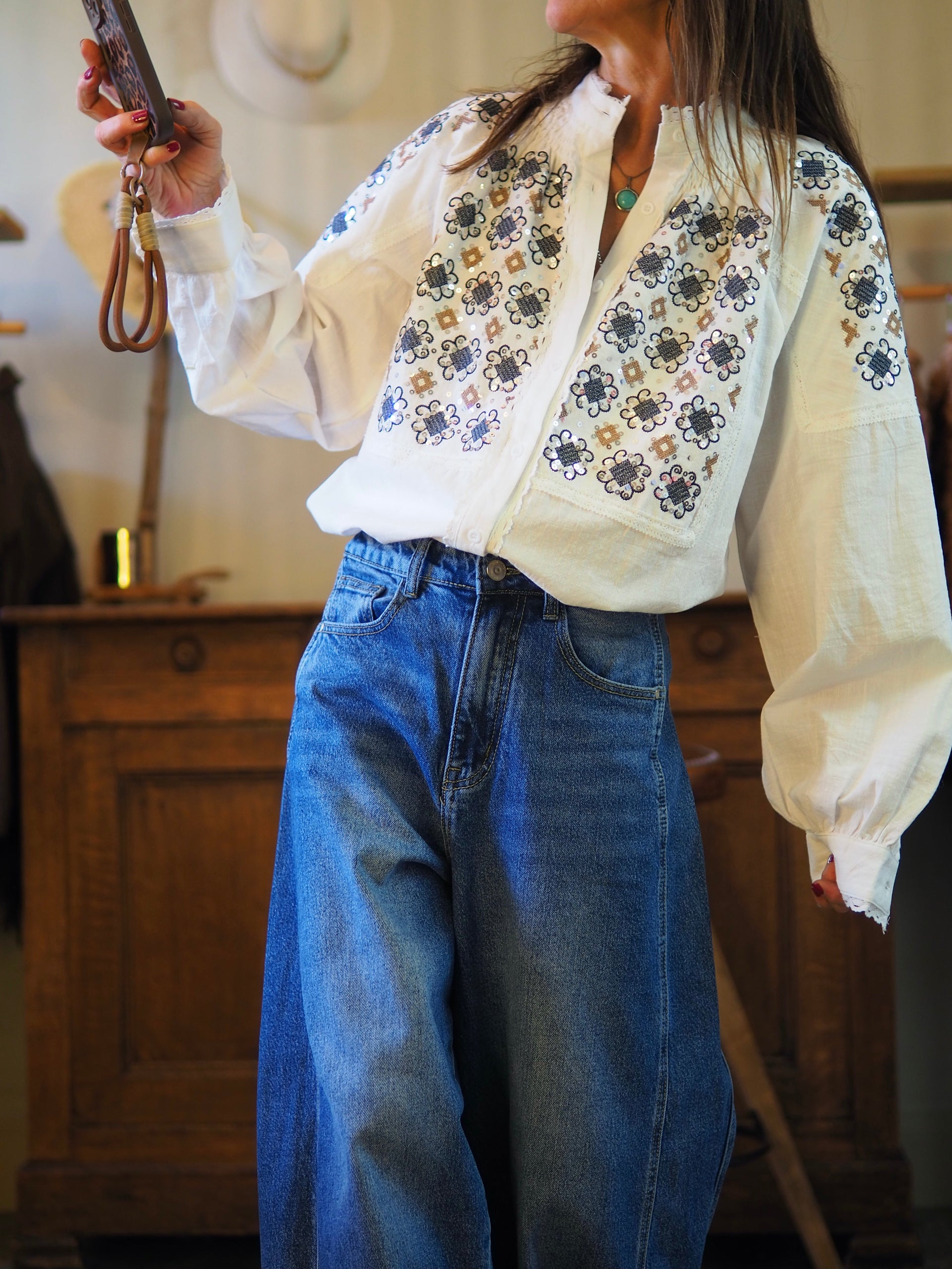 Chemise blanche avec magnifiques broderies et sequins.

Taille S/M et M/L.
100% Coton.
Tour de poitrine : S/M-116cm M/L-120cm.
Longueur dos : S/M-70cm M/L-70cm.