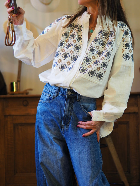 Chemise blanche avec magnifiques broderies et sequins.

Taille S/M et M/L.
100% Coton.
Tour de poitrine : S/M-116cm M/L-120cm.
Longueur dos : S/M-70cm M/L-70cm.