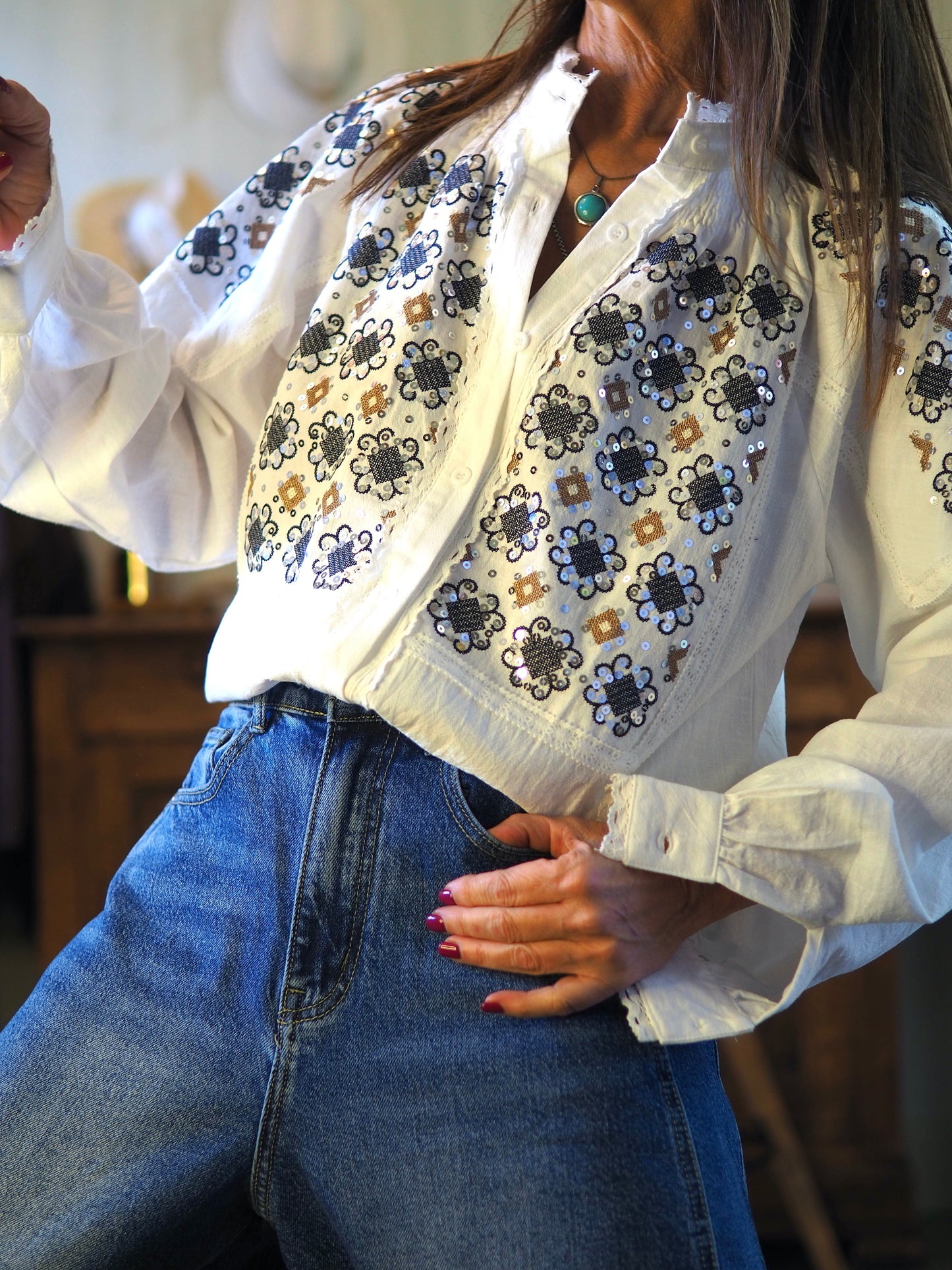 Chemise blanche avec magnifiques broderies et sequins.

Taille S/M et M/L.
100% Coton.
Tour de poitrine : S/M-116cm M/L-120cm.
Longueur dos : S/M-70cm M/L-70cm.